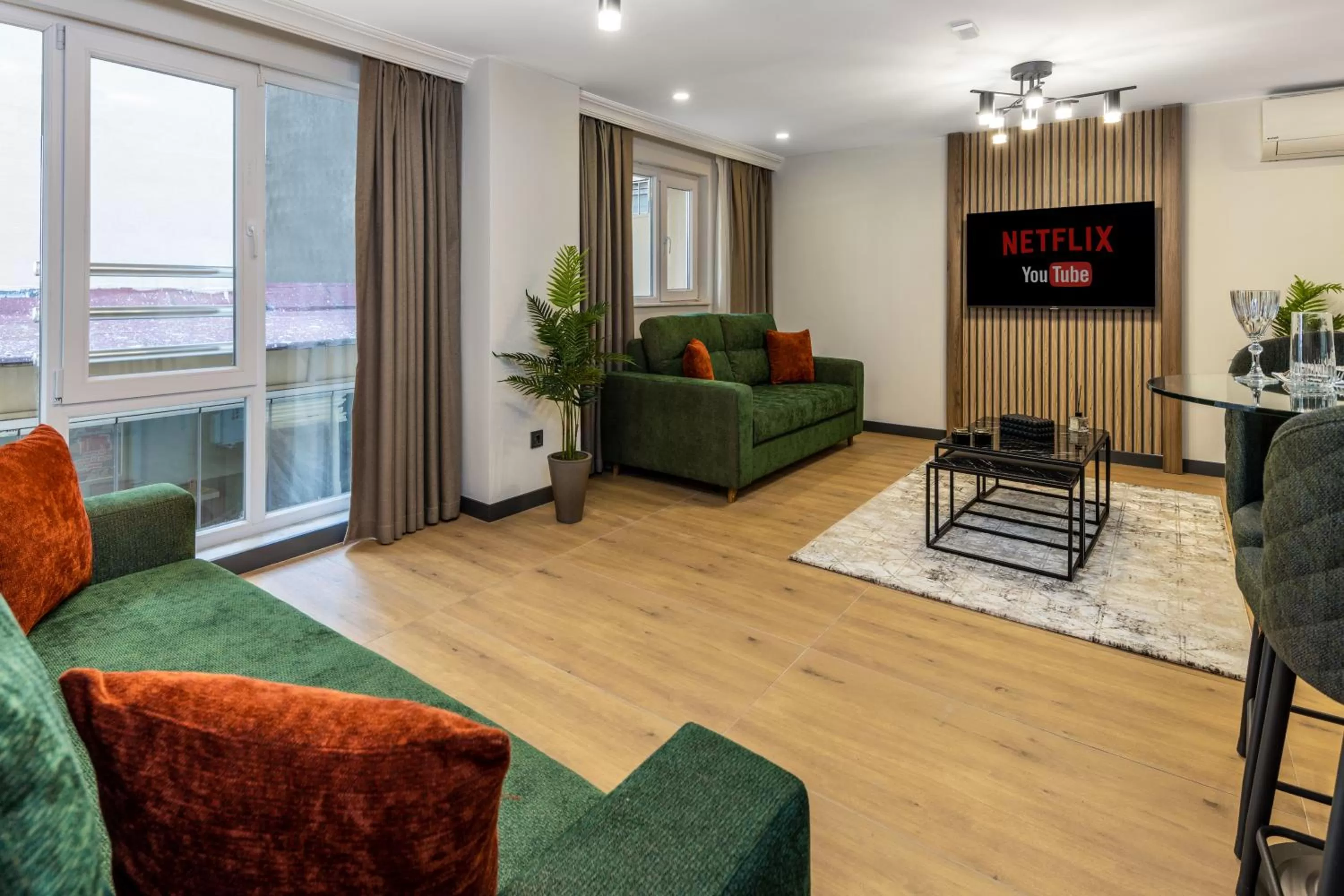 TV and multimedia in BayMari Suites City Life