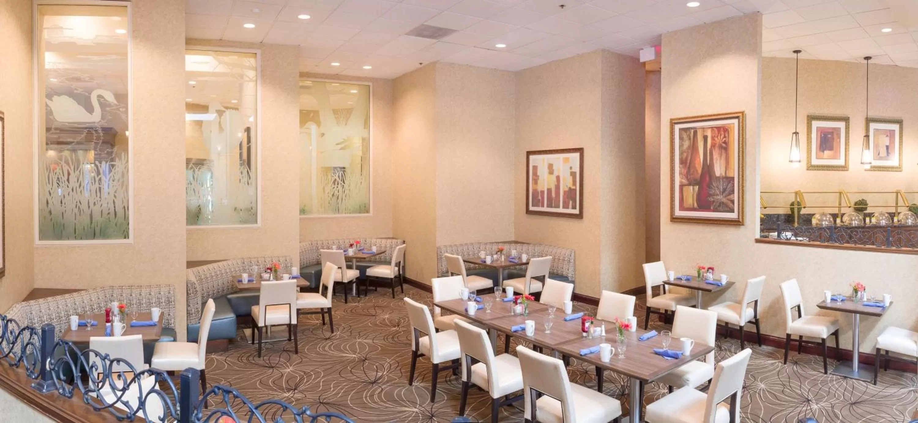Dining area in DoubleTree by Hilton Boston-Milford