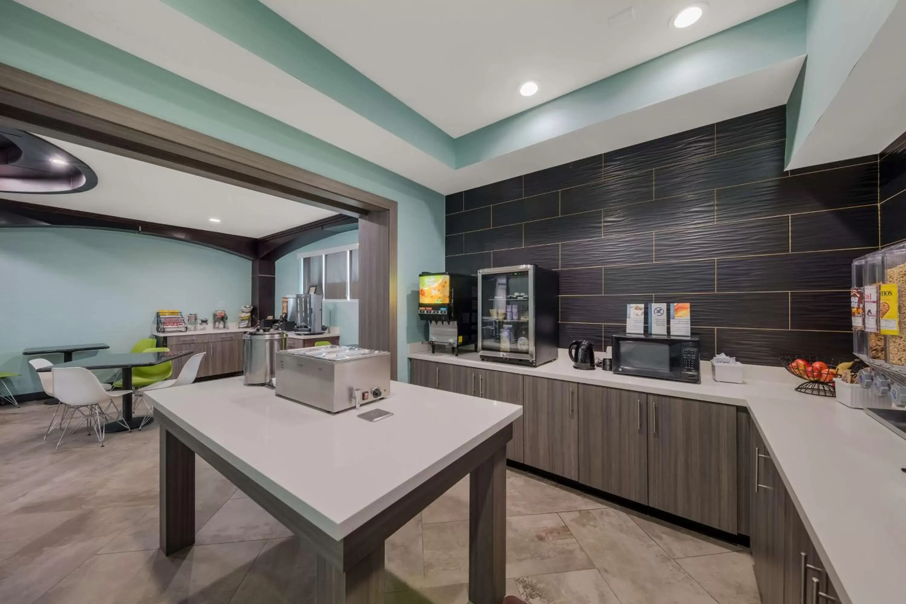 Breakfast in Best Western Bowie Inn & Suites Breakfast in Best Western Bowie Inn & Suites