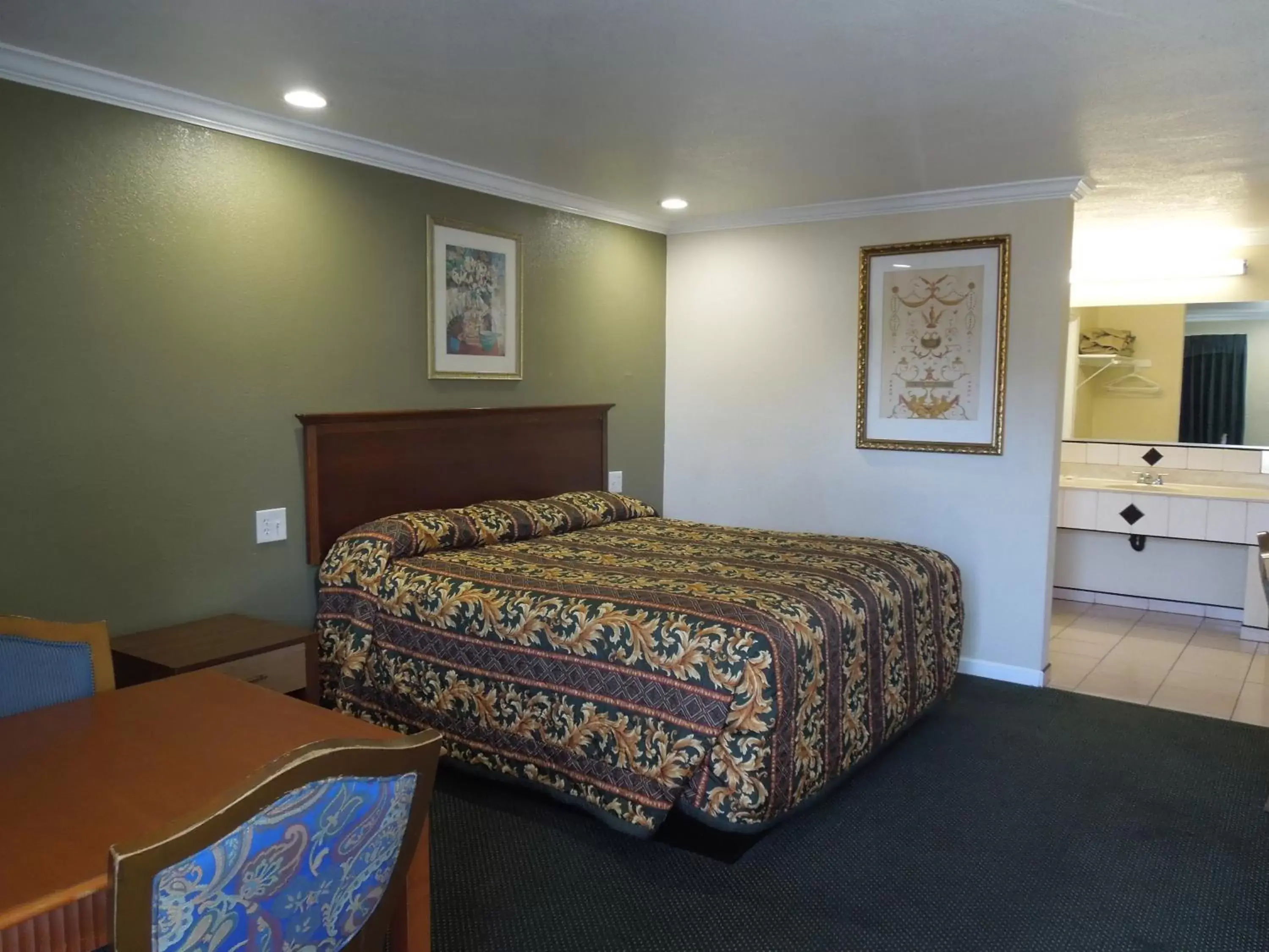 Bedroom, Bed in Castaway Motel