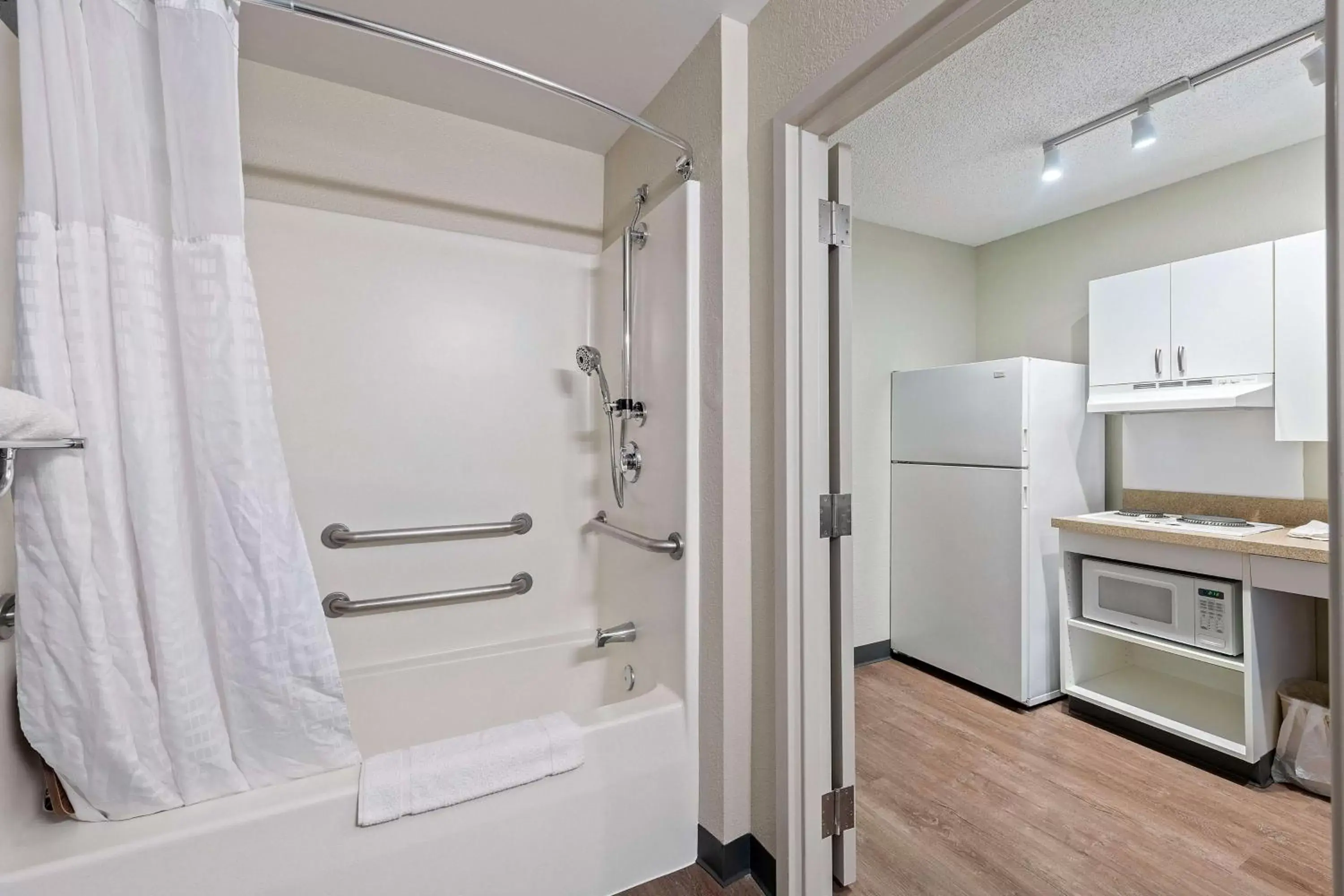 Bathroom in Extended Stay America Suites - San Jose - Milpitas - McCarthy Ranch