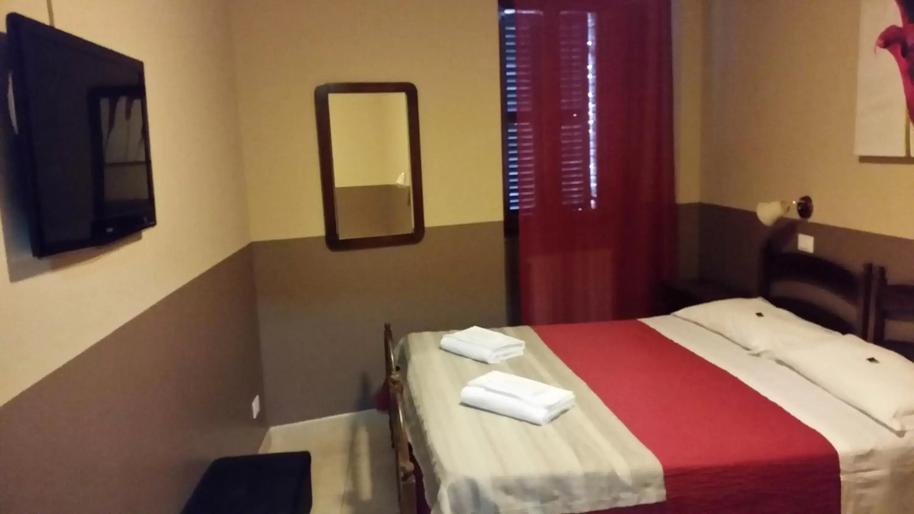 Photo of the whole room, Bed in Hotel Properzio