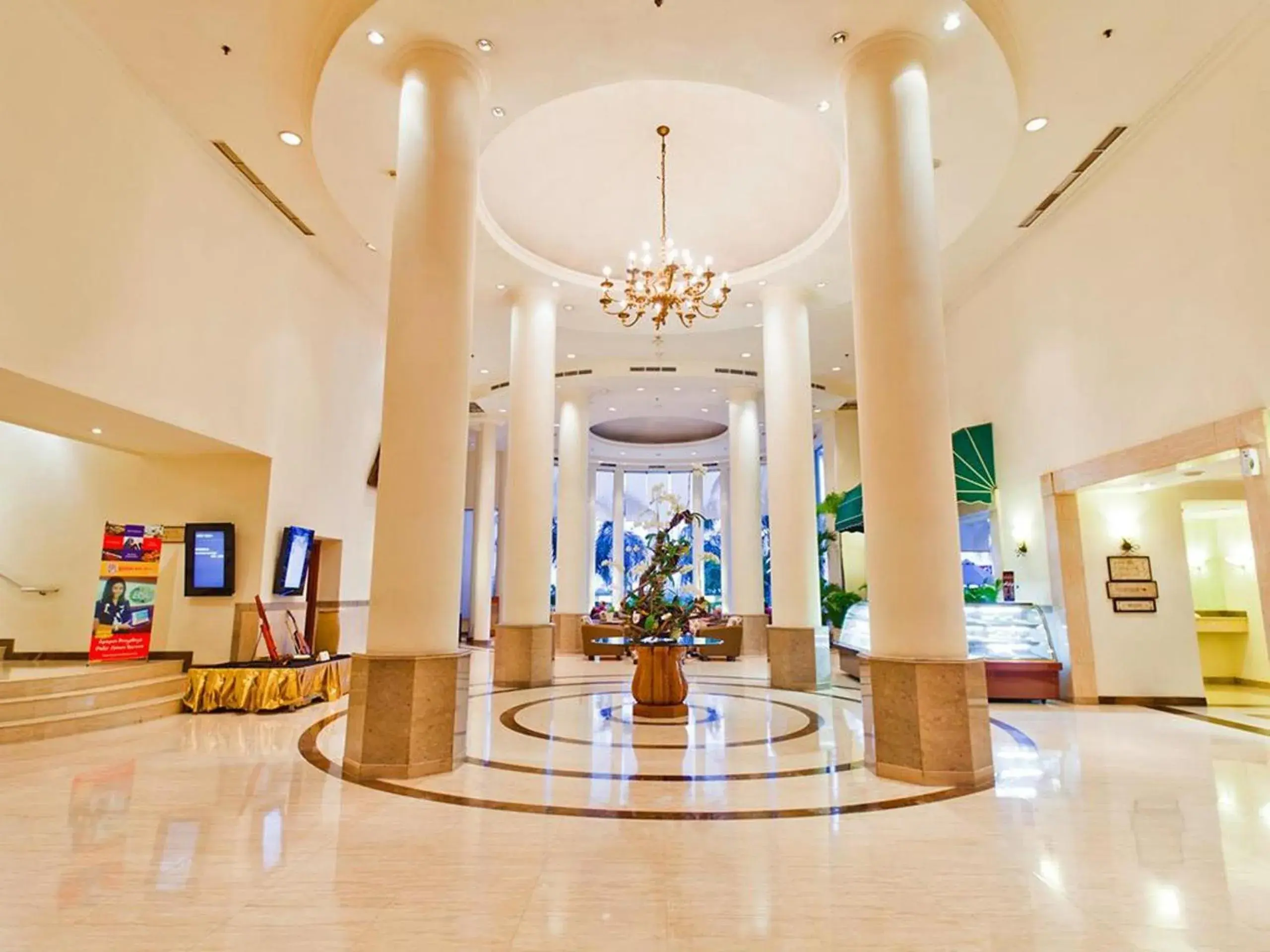 Facade/entrance, Lobby/Reception in Aryaduta Makassar