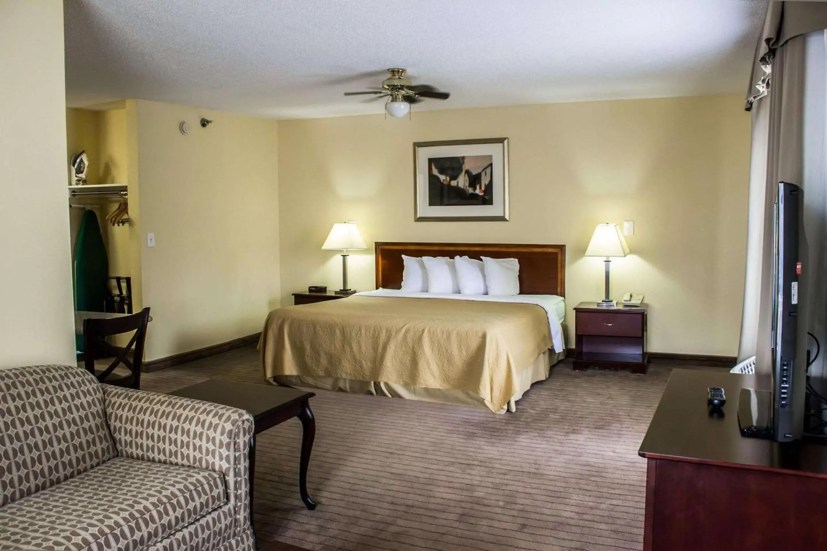 Photo of the whole room, Bed in Quality Inn Fuquay Varina East