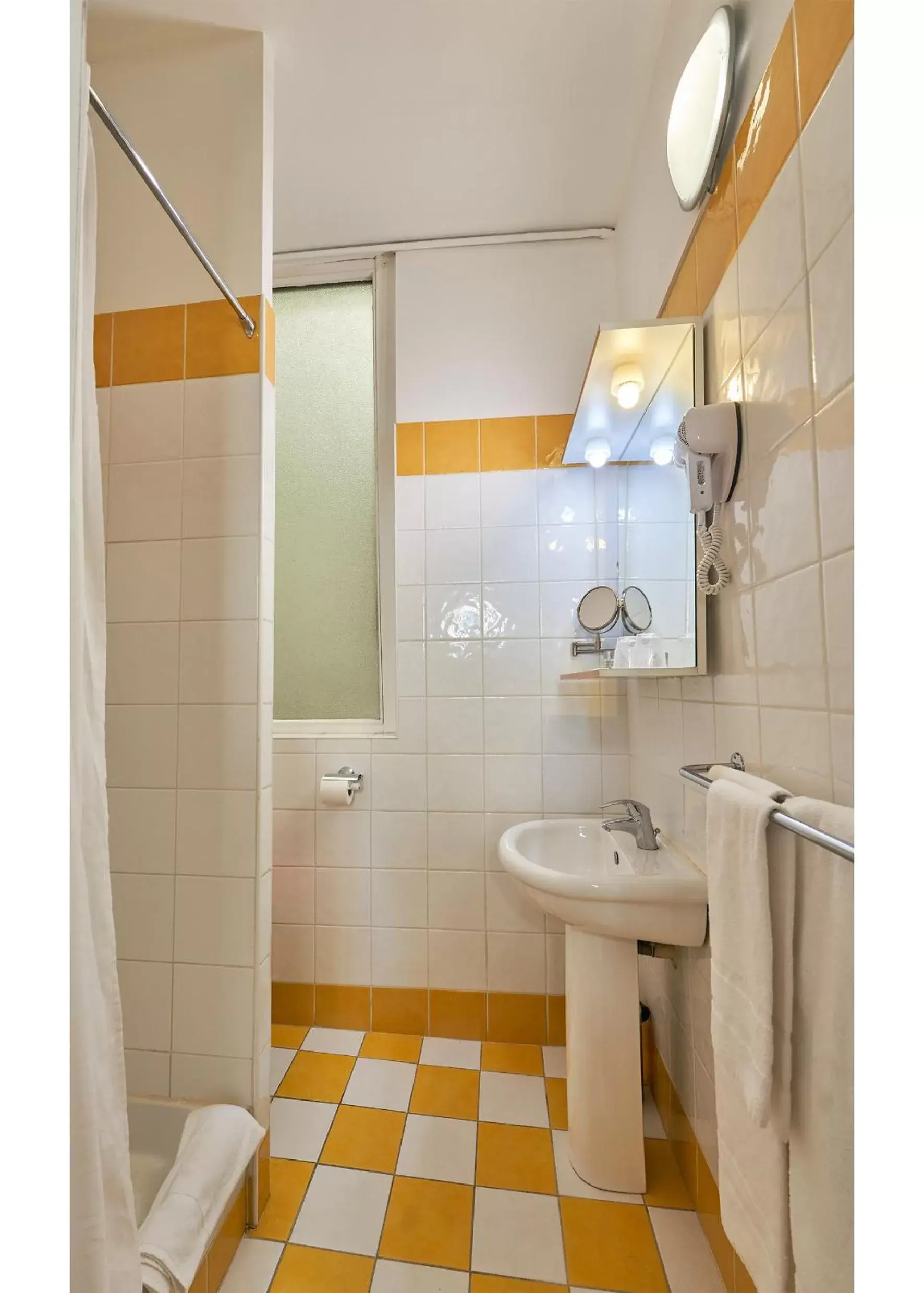 Bathroom in LOGIS Hôtel Du Théâtre