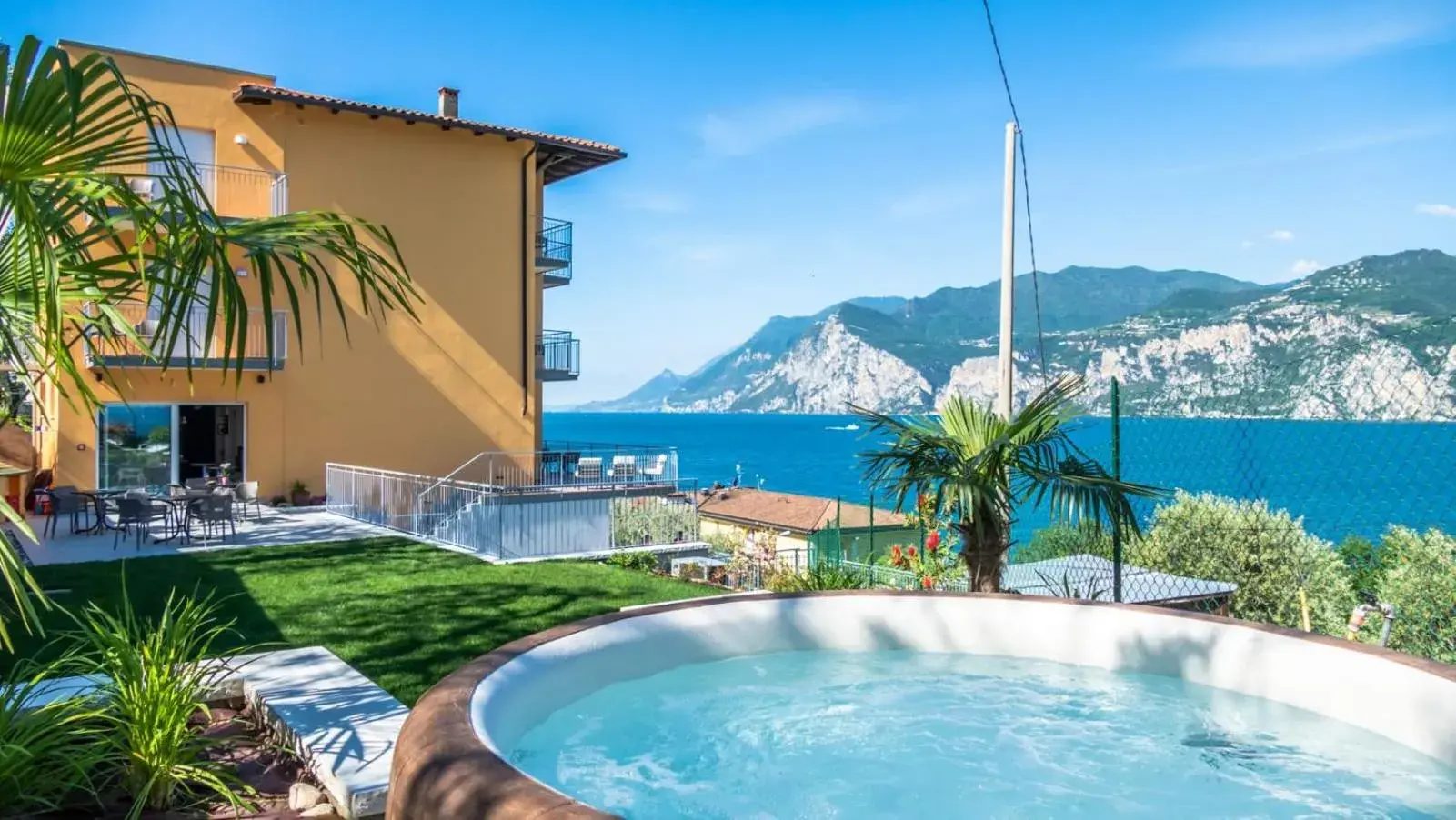 Hot Tub, Swimming Pool in Hotel Casa Marinella