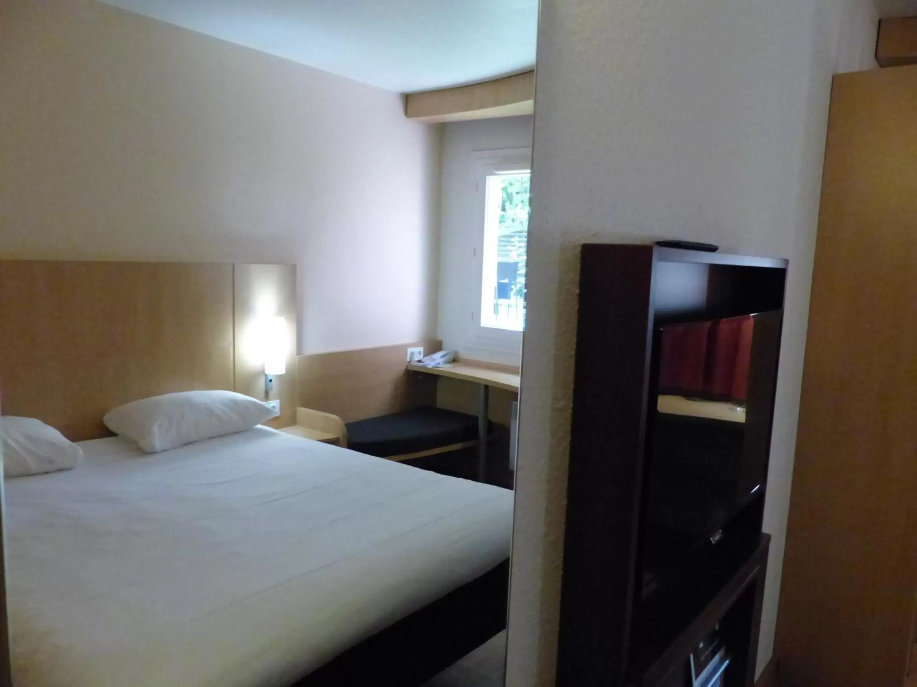 Photo of the whole room, Bed in ibis Chalon Sur Saone Nord