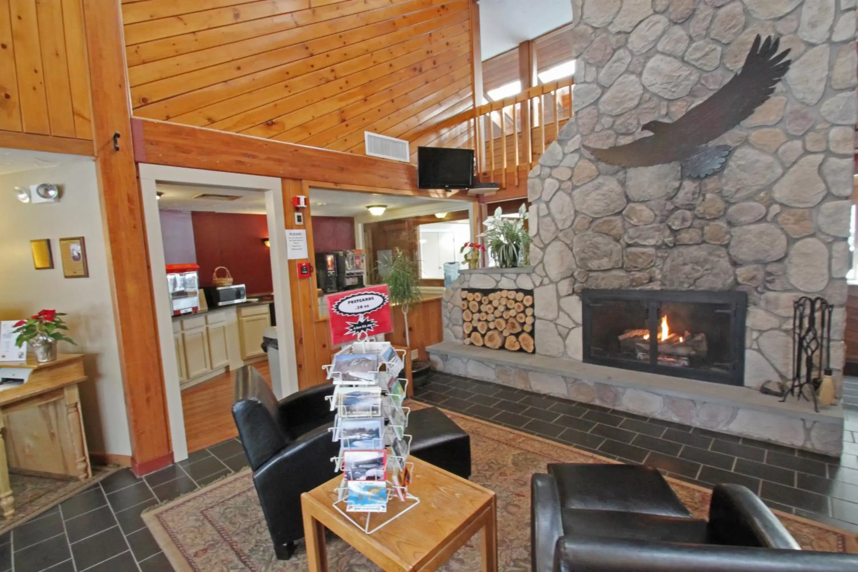 Communal lounge/ TV room, Restaurant/Places to Eat in Fireside Inn & Suites Gilford