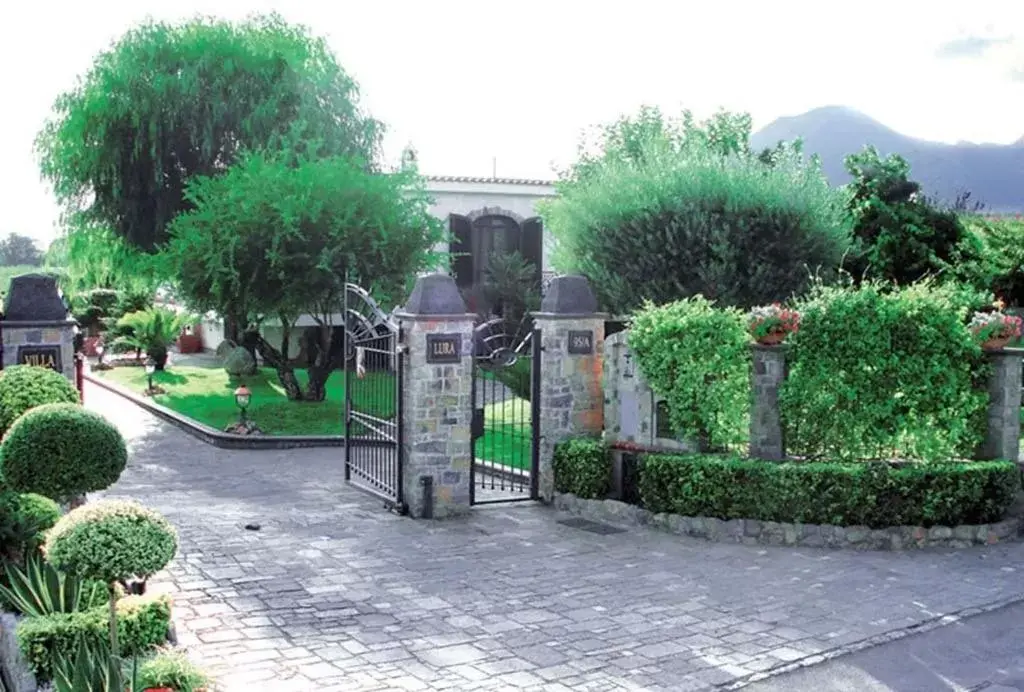 Facade/entrance, Garden in B&B Villa Lura Pompei