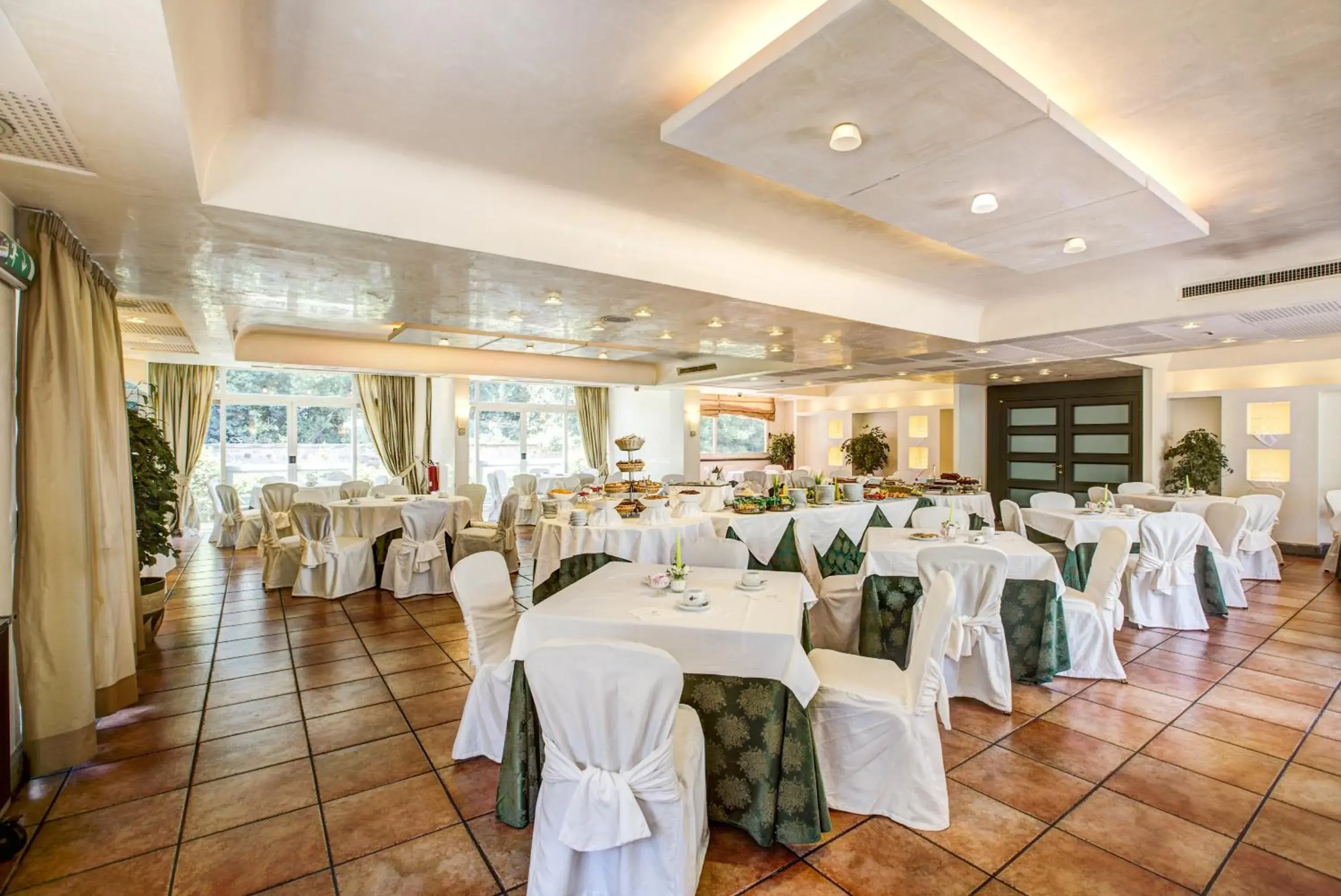 Restaurant/Places to Eat in Appia Park Hotel