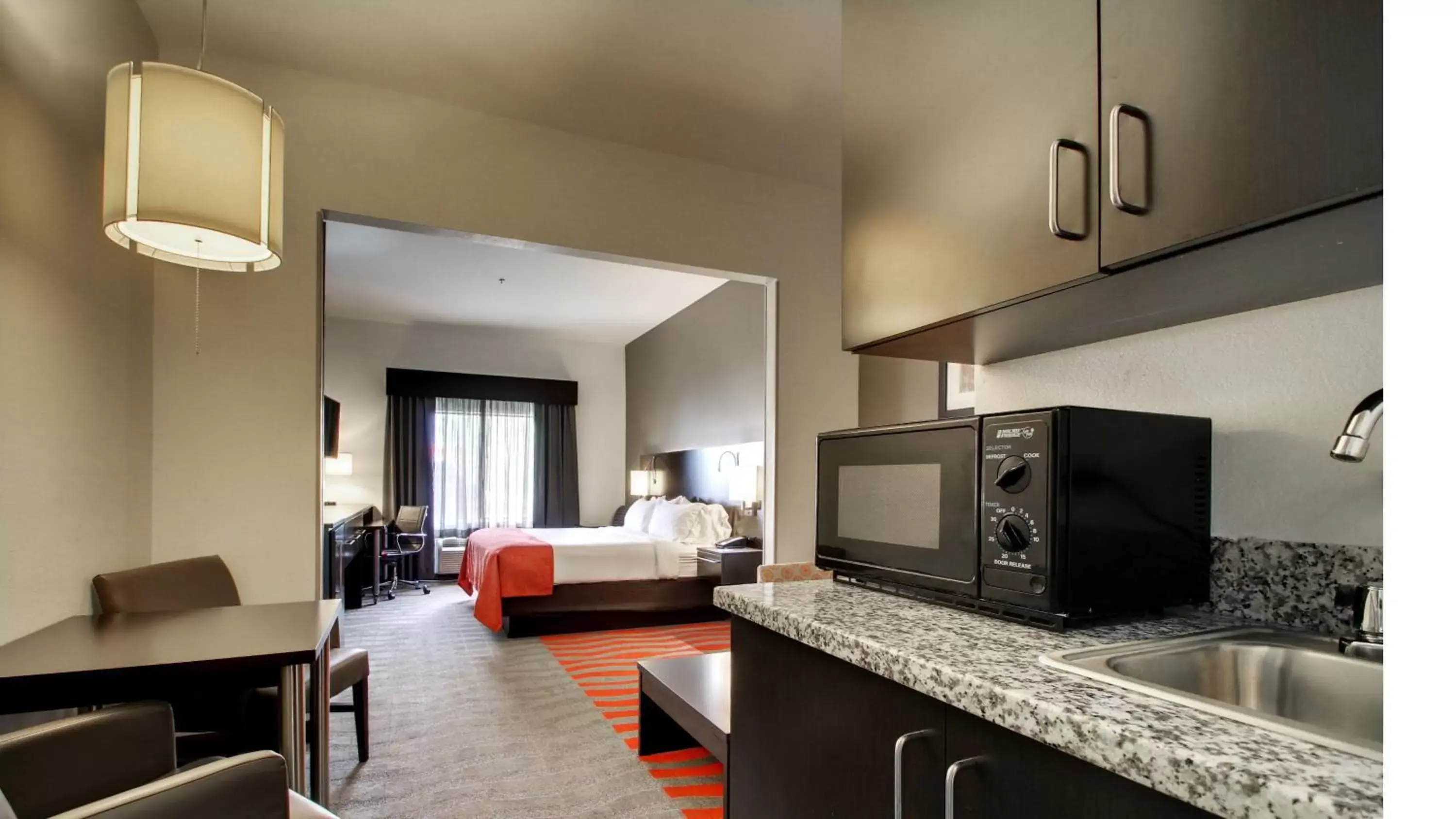 Photo of the whole room, Kitchen/Kitchenette in Holiday Inn Express Hotel & Suites Meridian, an IHG Hotel