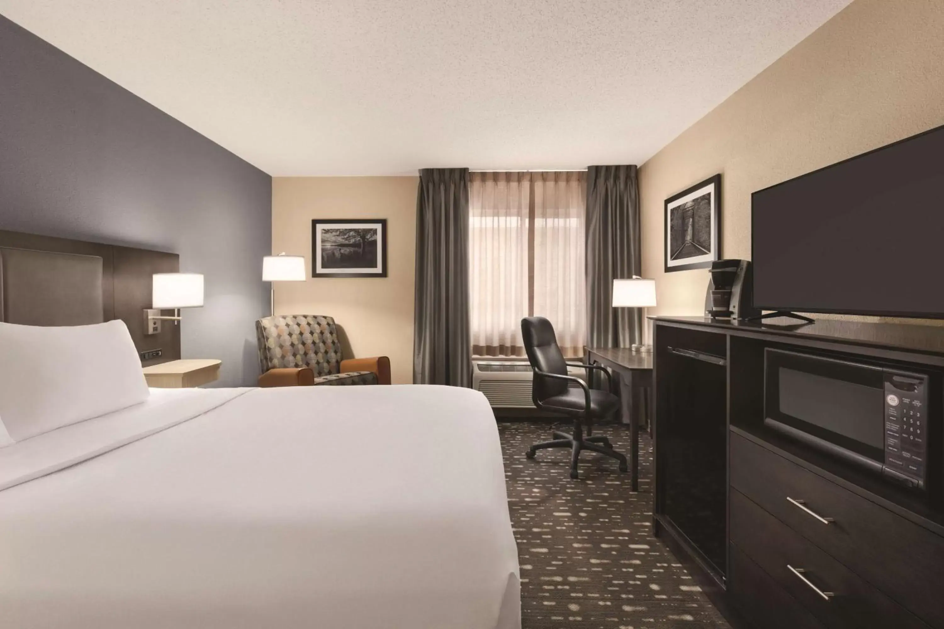 Photo of the whole room, Bed in Country Inn & Suites by Radisson, Auburn, IN