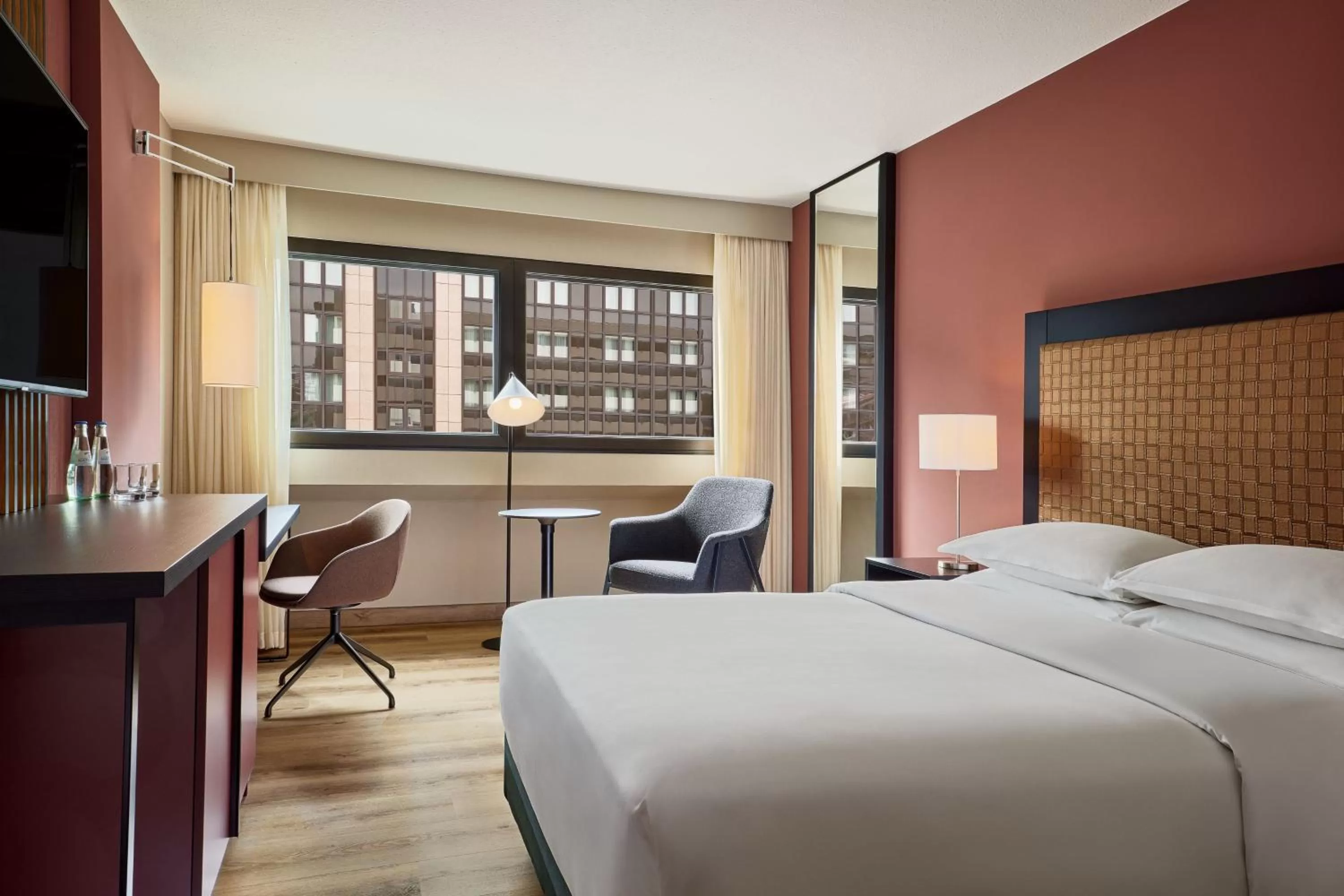 Photo of the whole room, Bed in Sheraton Frankfurt Airport Hotel & Conference Center