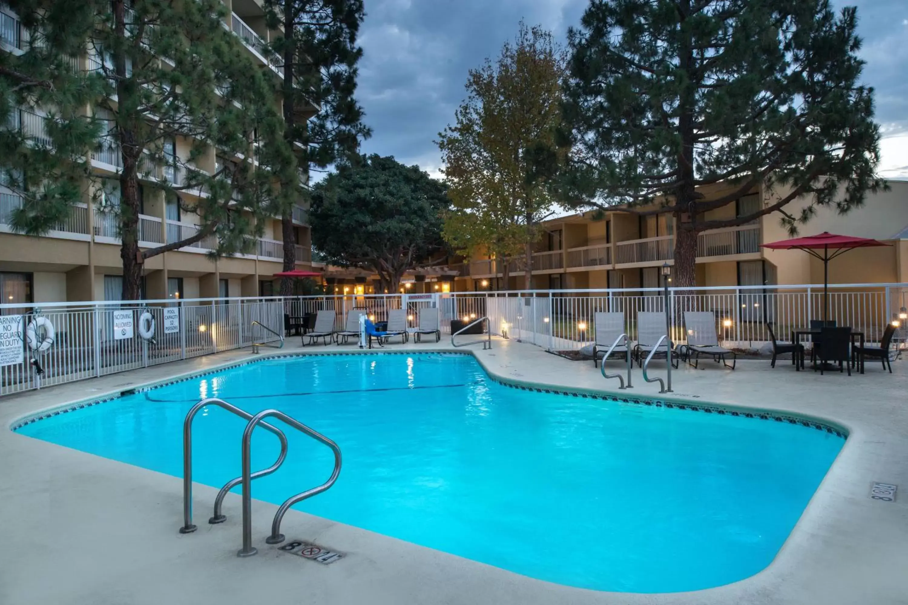 Swimming Pool in Courtyard by Marriott Oxnard/Ventura