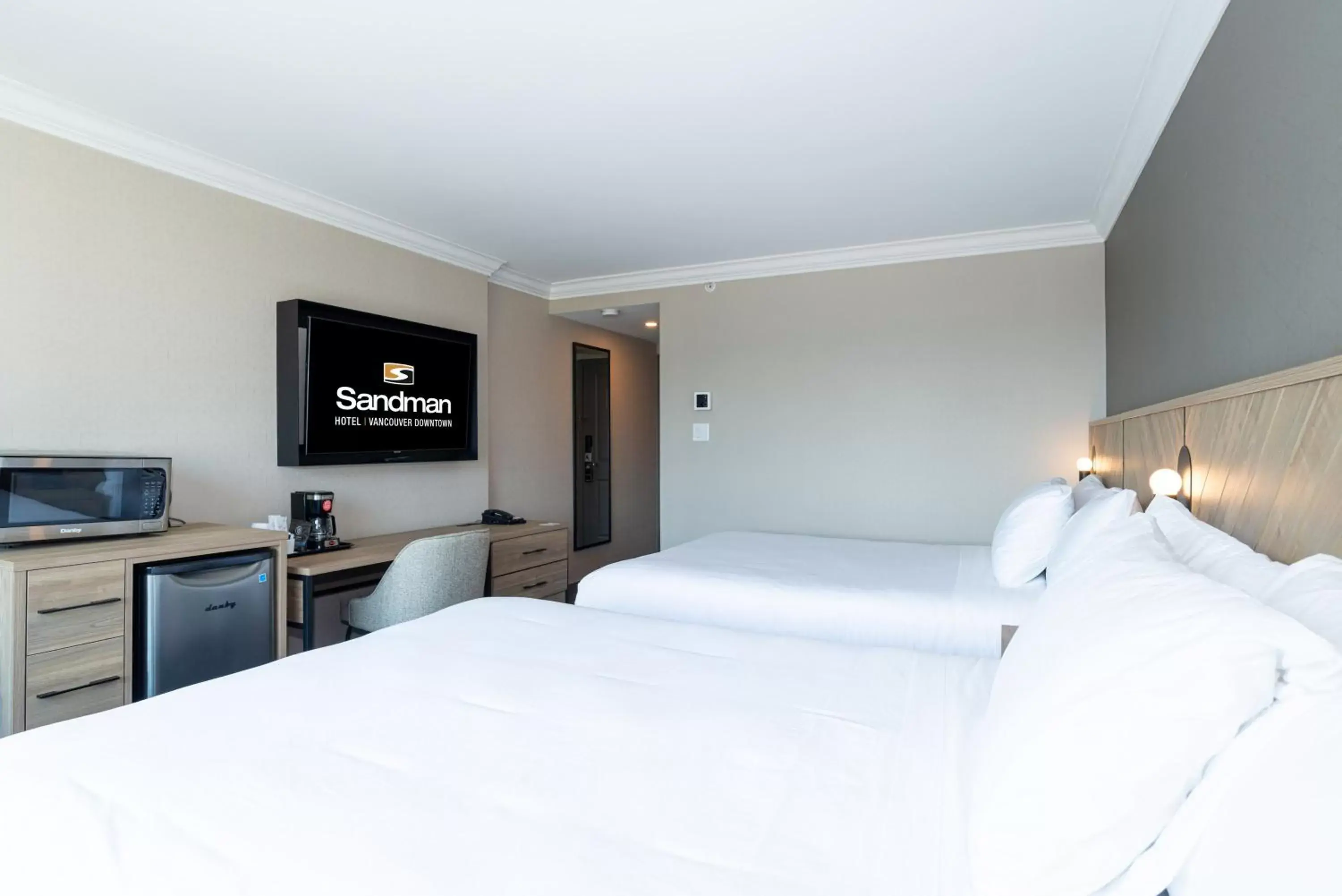 Photo of the whole room, Bed in Sandman Hotel Vancouver Downtown