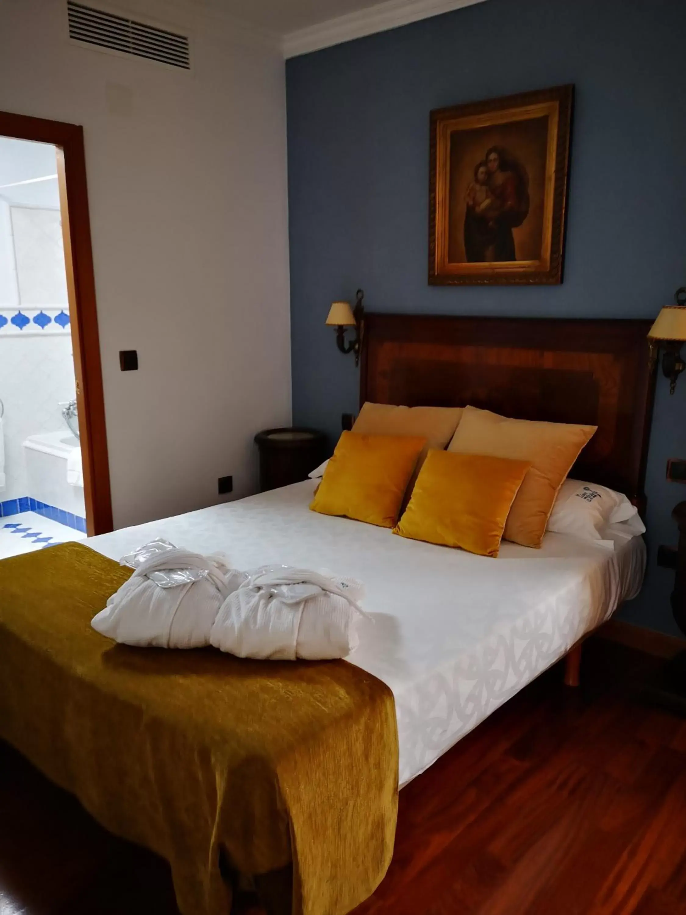 Bed in La Llave de la Judería Hotel Boutique