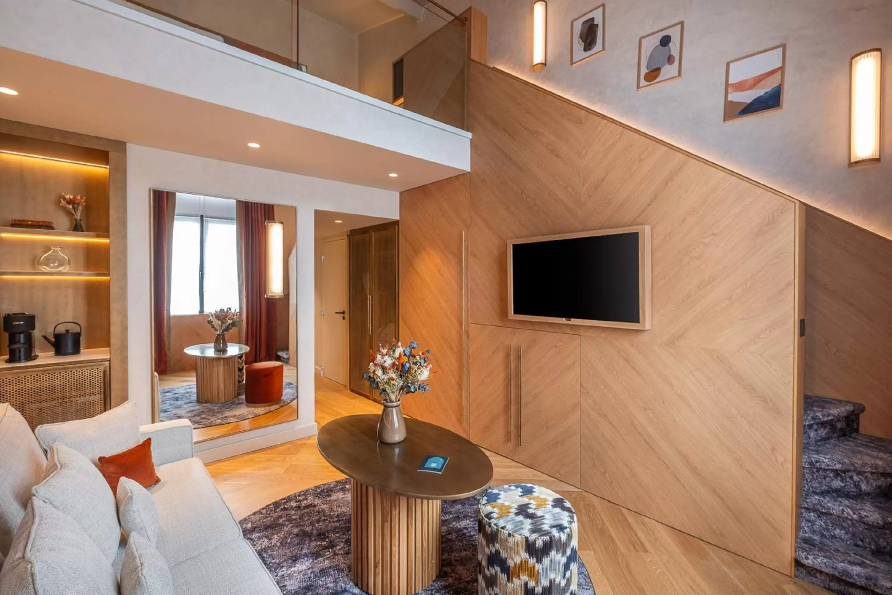 Communal lounge/ TV room, TV/Entertainment Center in Hôtel Burdigala by Inwood Hotels