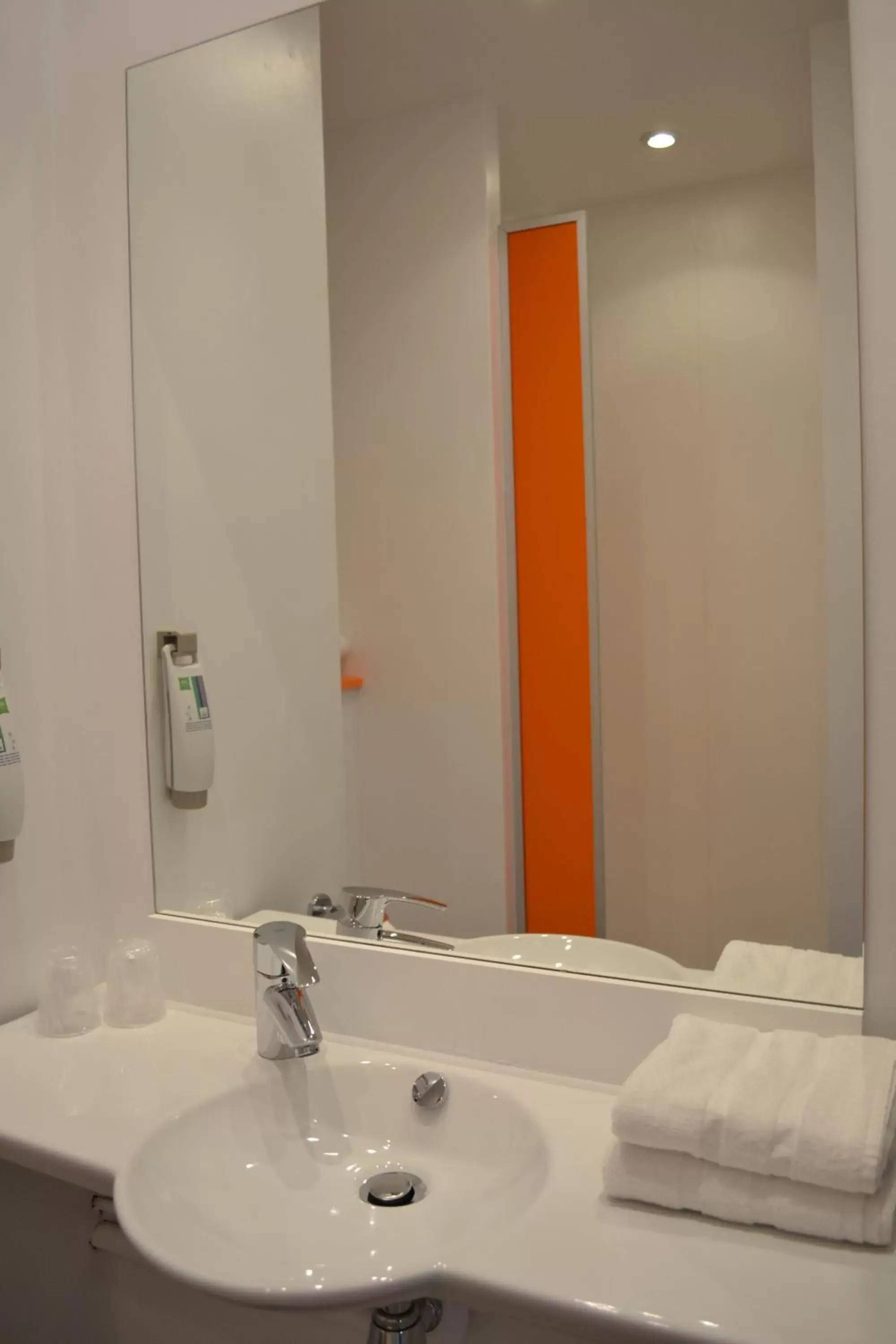 Bathroom in ibis Styles Niort Poitou Charentes