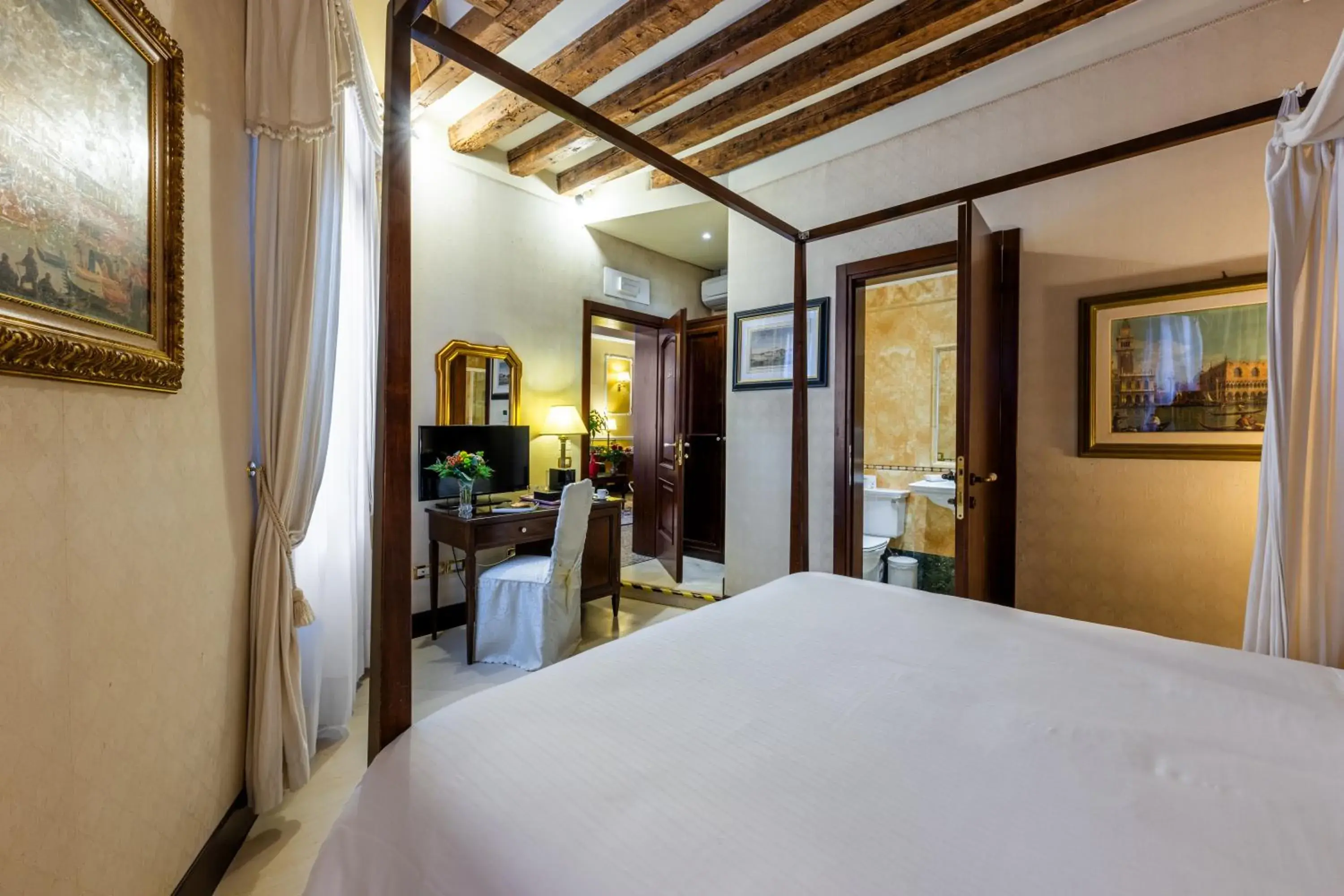 Photo of the whole room, Bed in Ca' Del Nobile