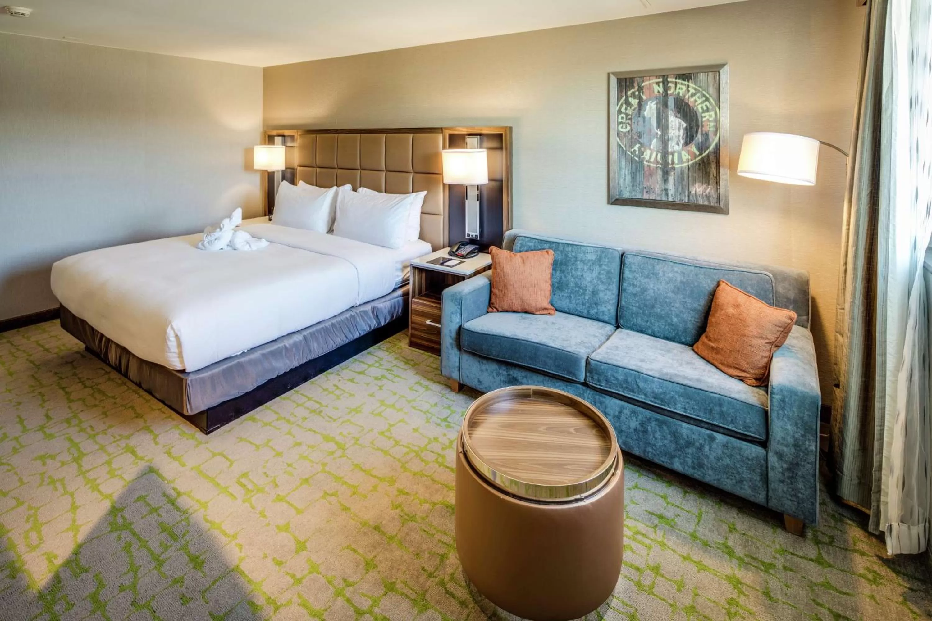 Living room, Bed in DoubleTree by Hilton Huntington, WV