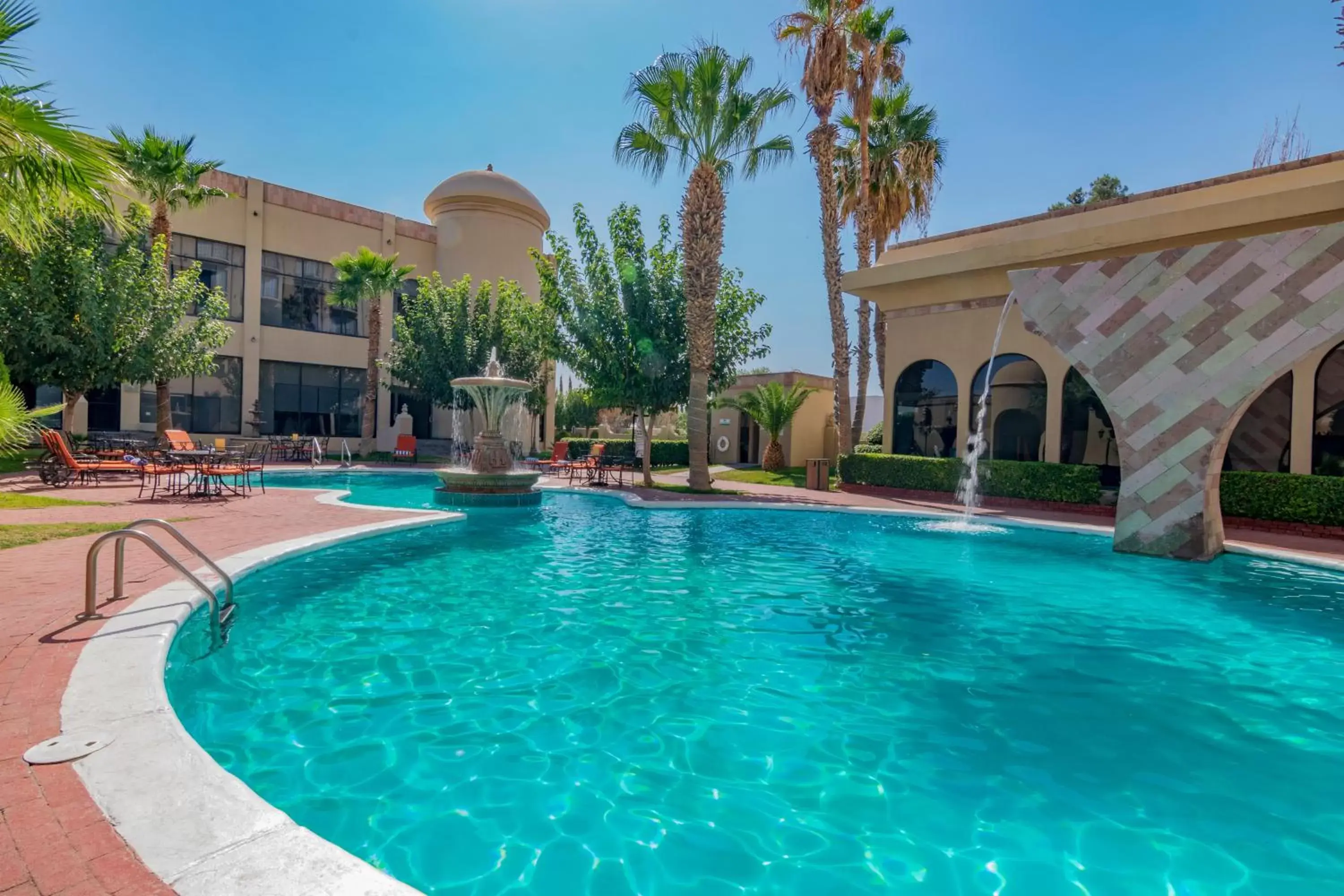 Swimming Pool in Hotel Lucerna Ciudad Juarez