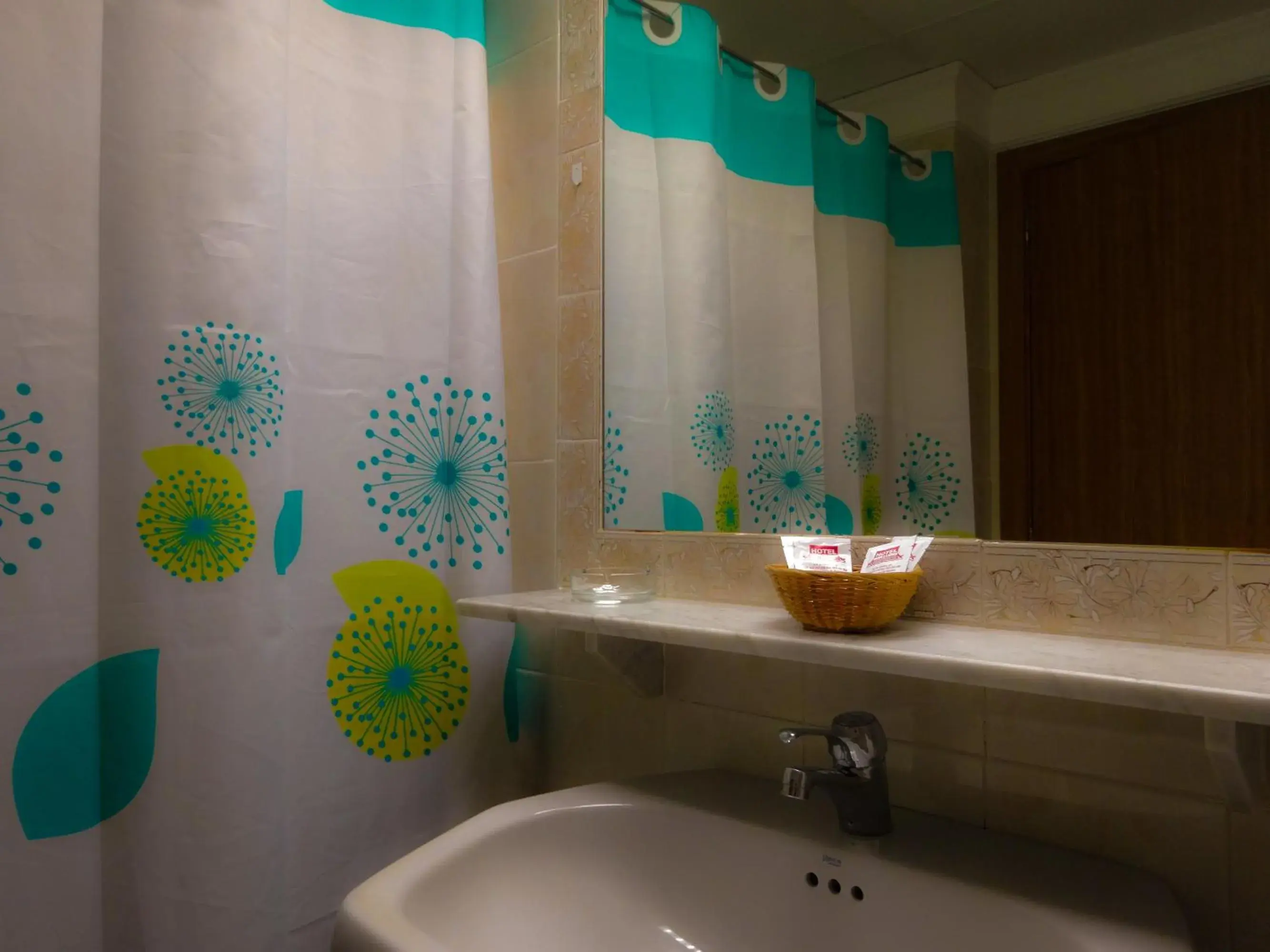 Shower, Bathroom in Hotel Azuqueca