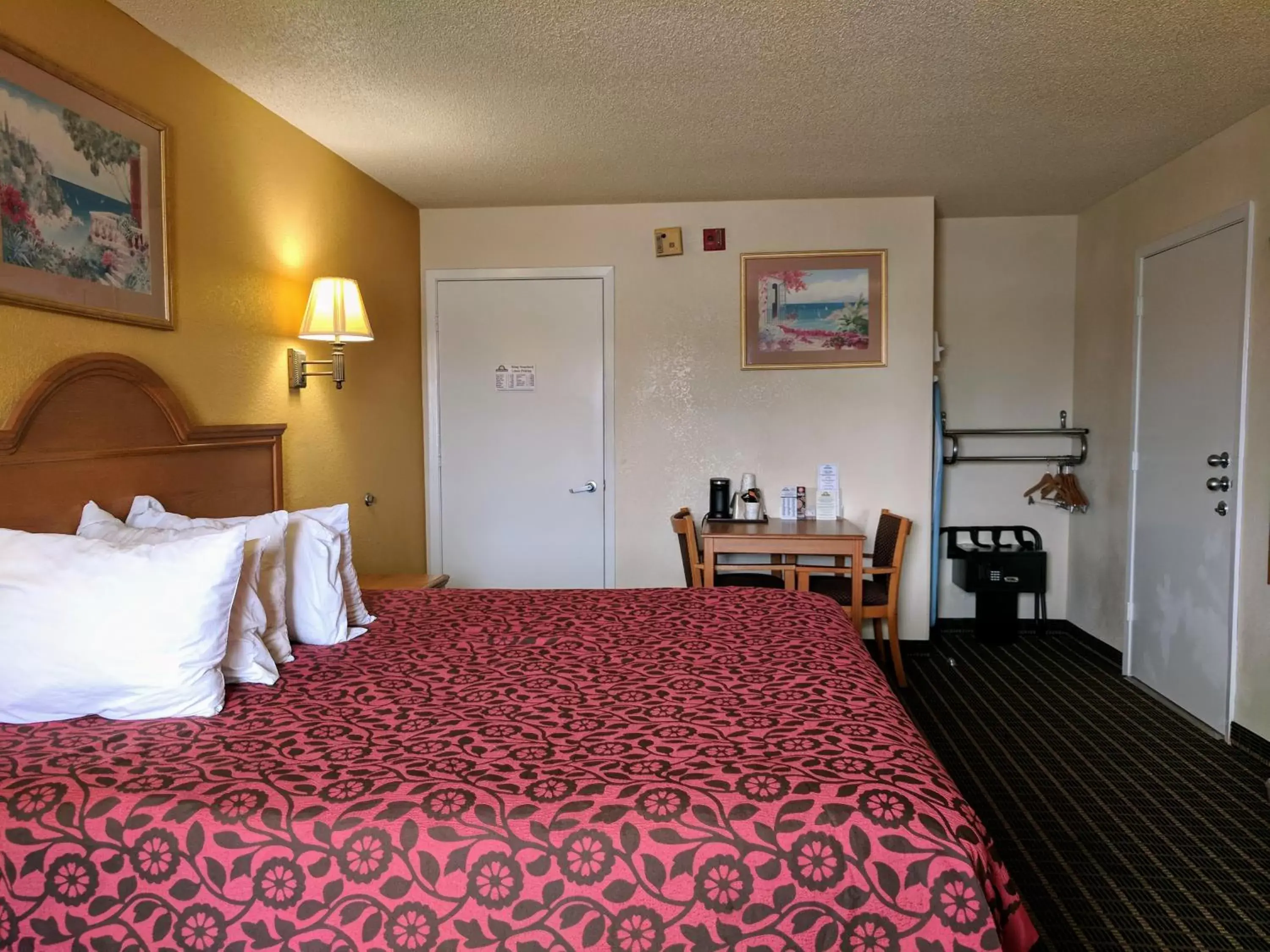 Photo of the whole room, Bed in Days Inn by Wyndham San Antonio Interstate Hwy 35 North