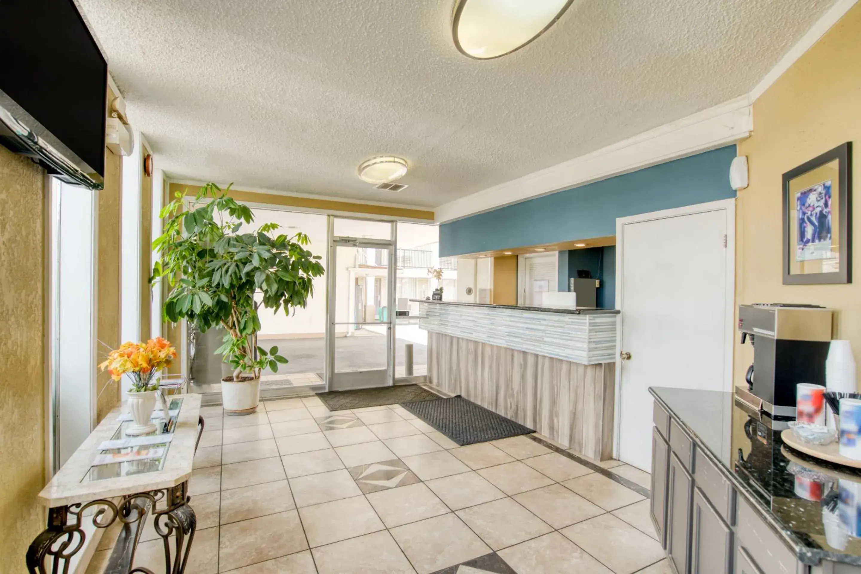 Lobby or reception, Kitchen/Kitchenette in OYO Hotel Alexandria LA- Hwy 165