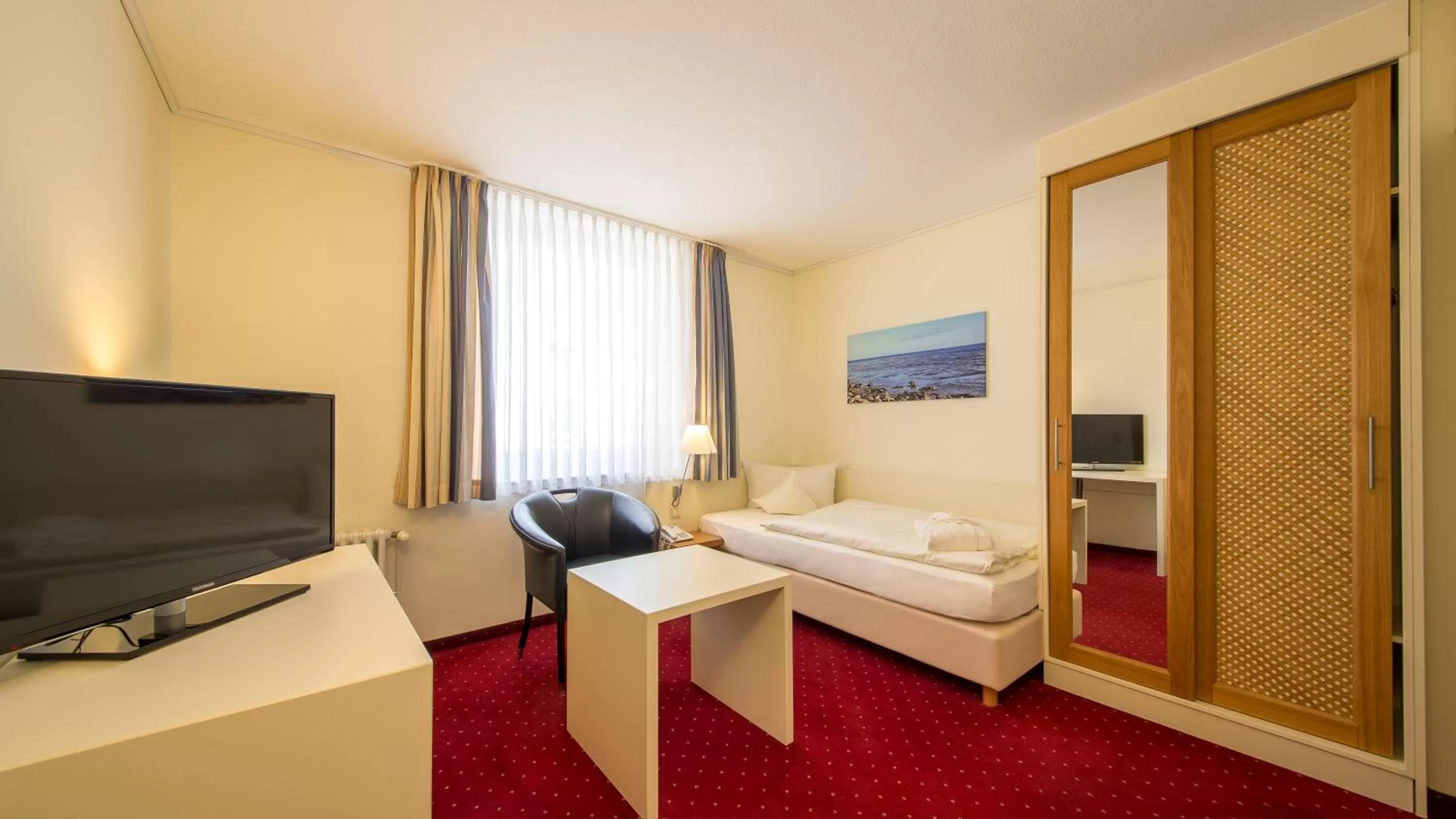 Photo of the whole room, Bed in Michels Strandhotel Germania