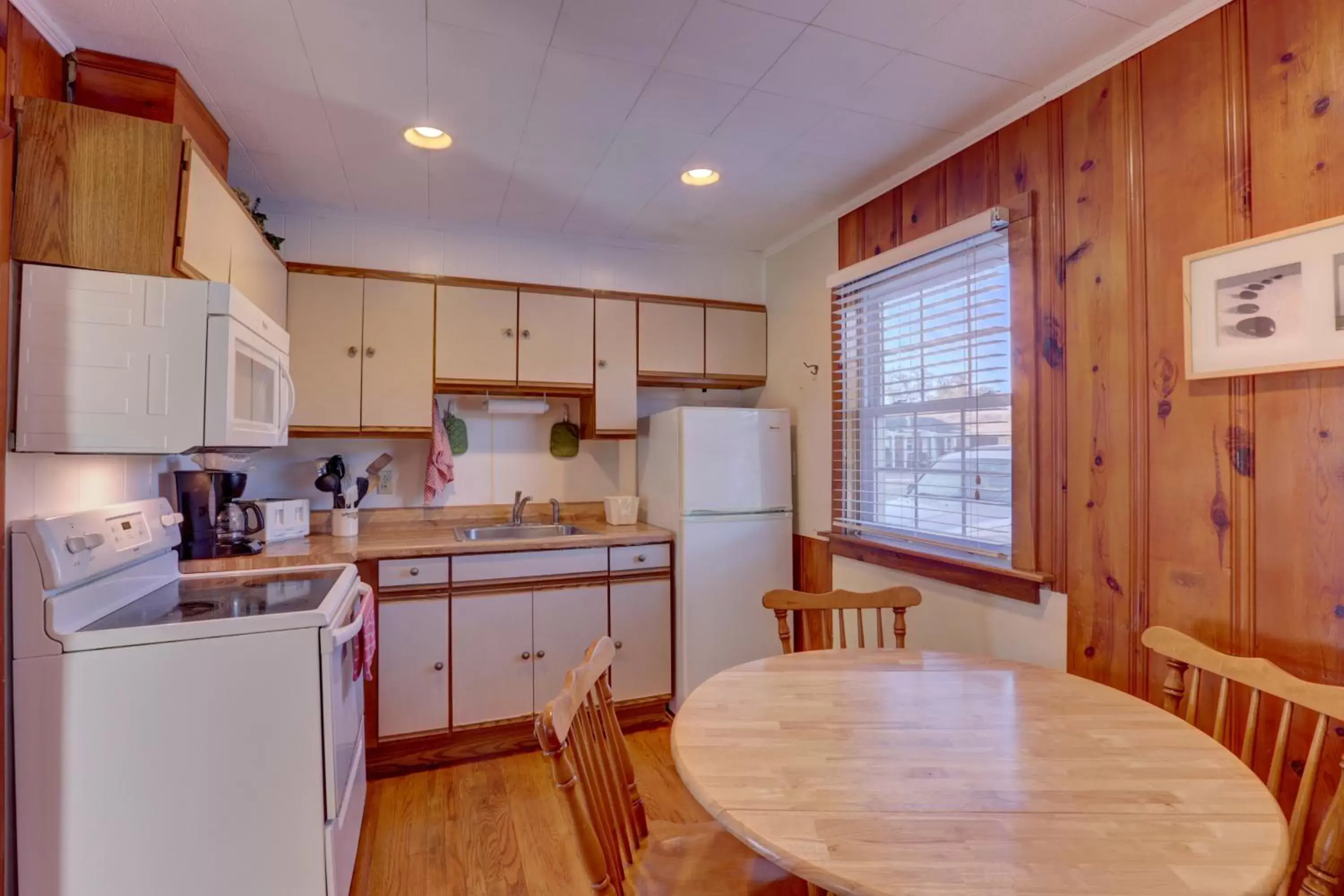 Kitchen or kitchenette, Kitchen/Kitchenette in Cape Pines Motel