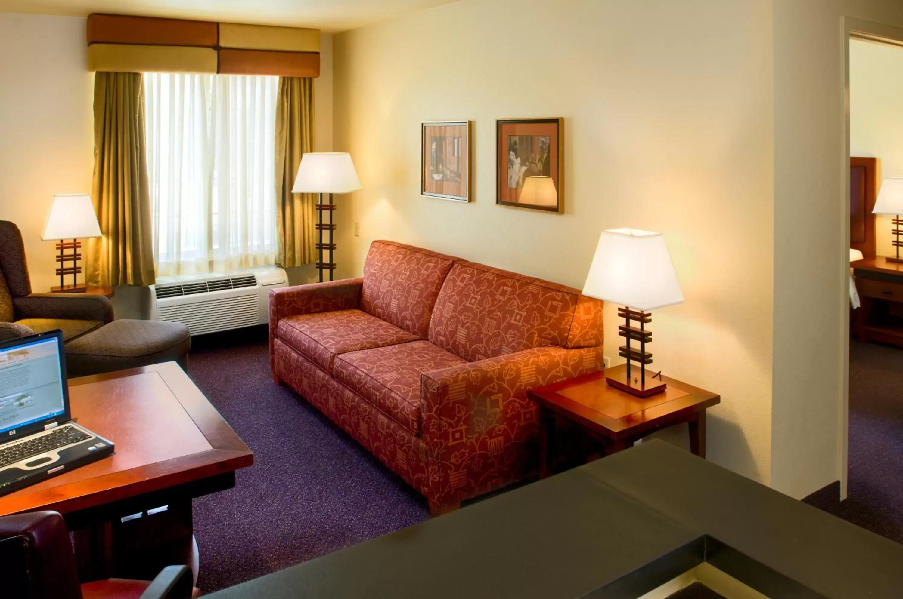 Living room, Lounge/Bar in Larkspur Landing Sacramento-An All-Suite Hotel