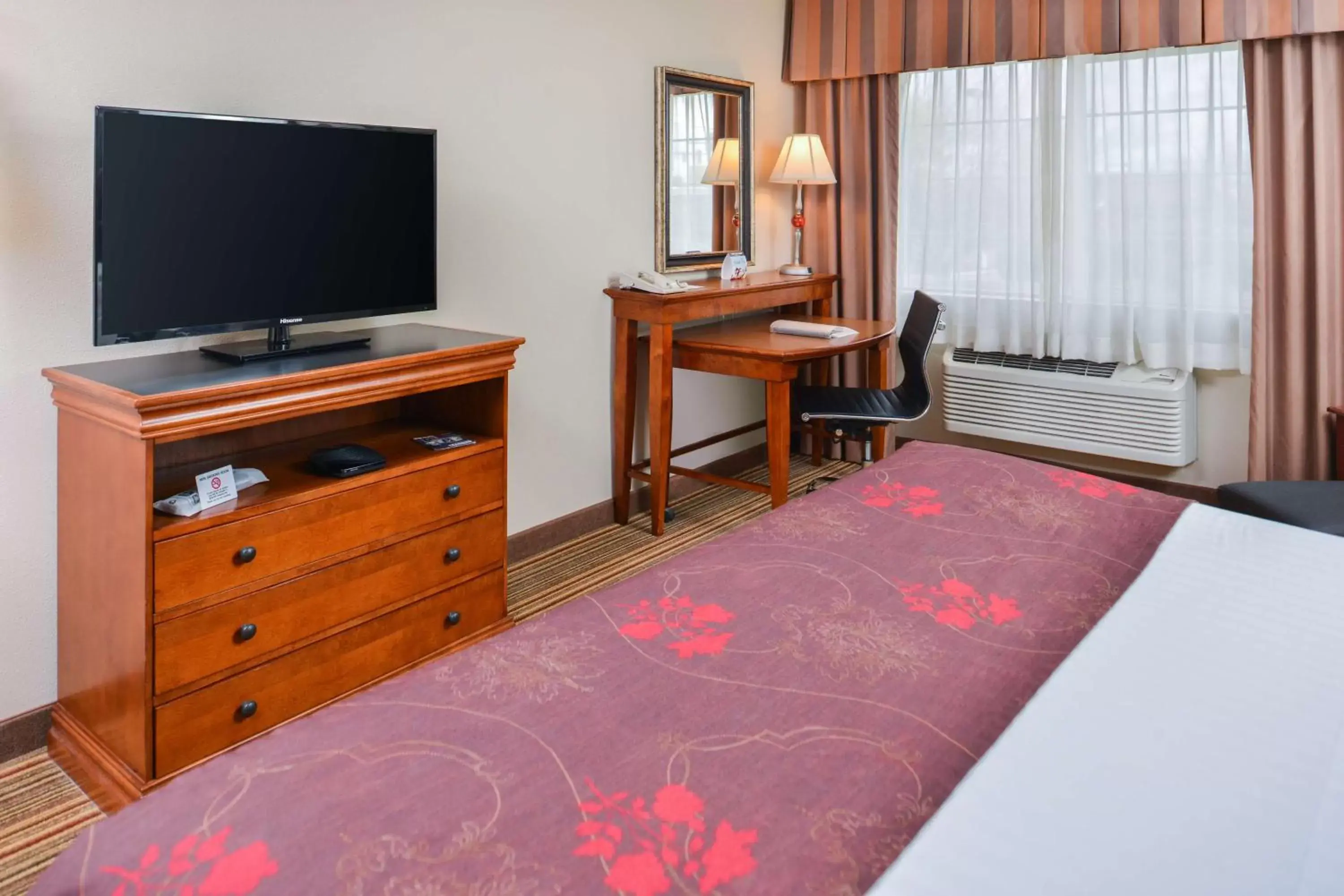 Photo of the whole room, TV/Entertainment Center in Best Western Plus Rama Inn