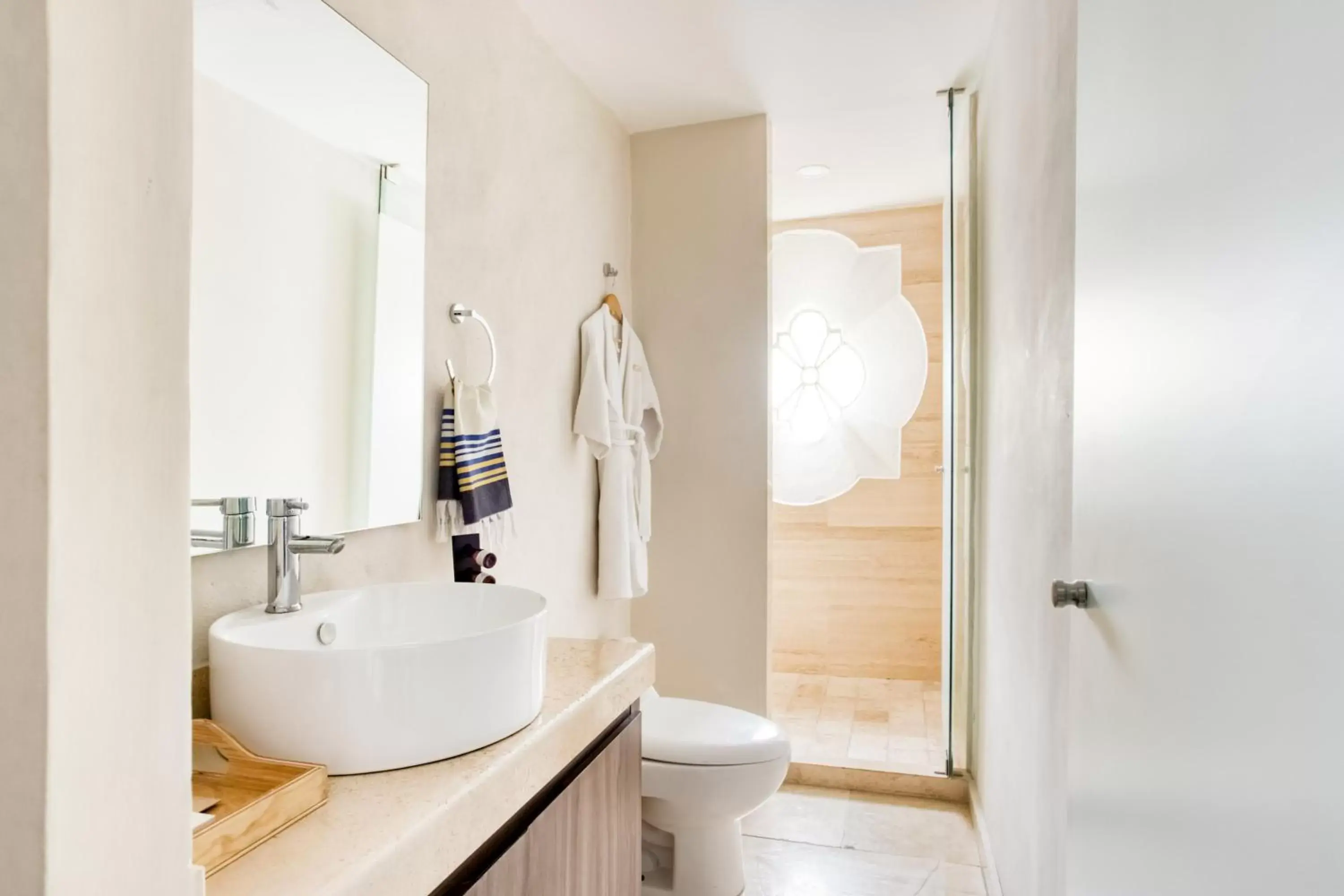 Toilet, Bathroom in Milagro Hotel