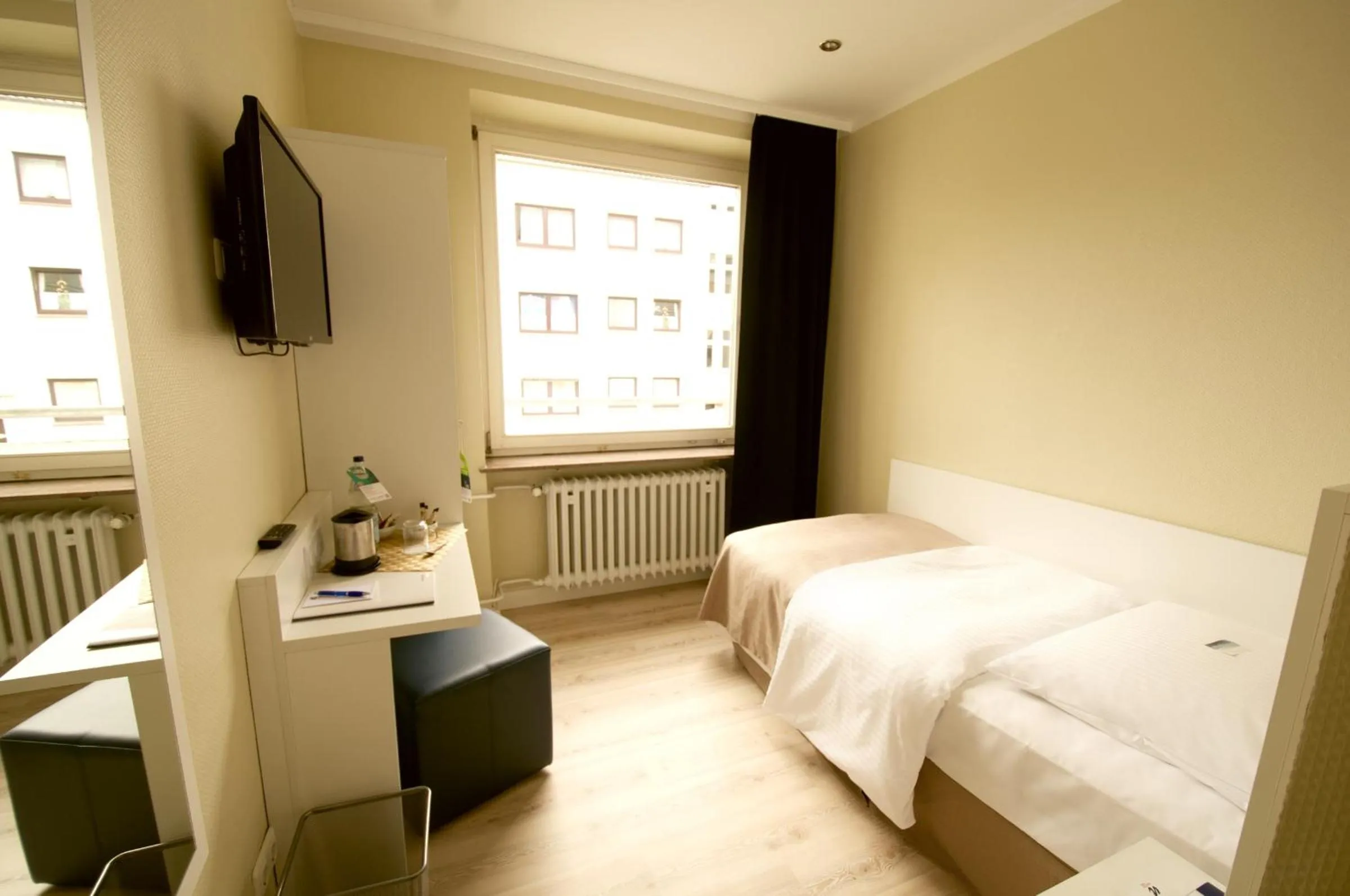 Photo of the whole room, Bed in Hotel am Kieler Schloss by Première Classe