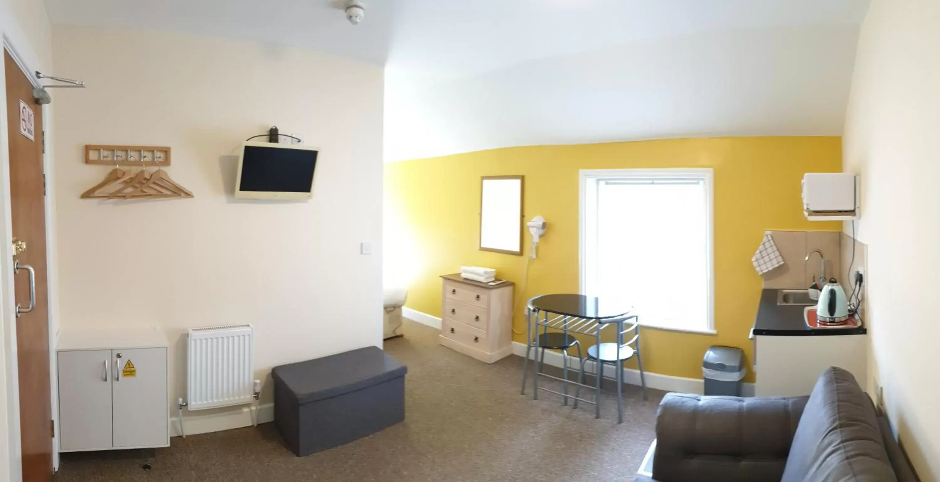 Kitchen or kitchenette, Seating Area in Charlton Aparthotel