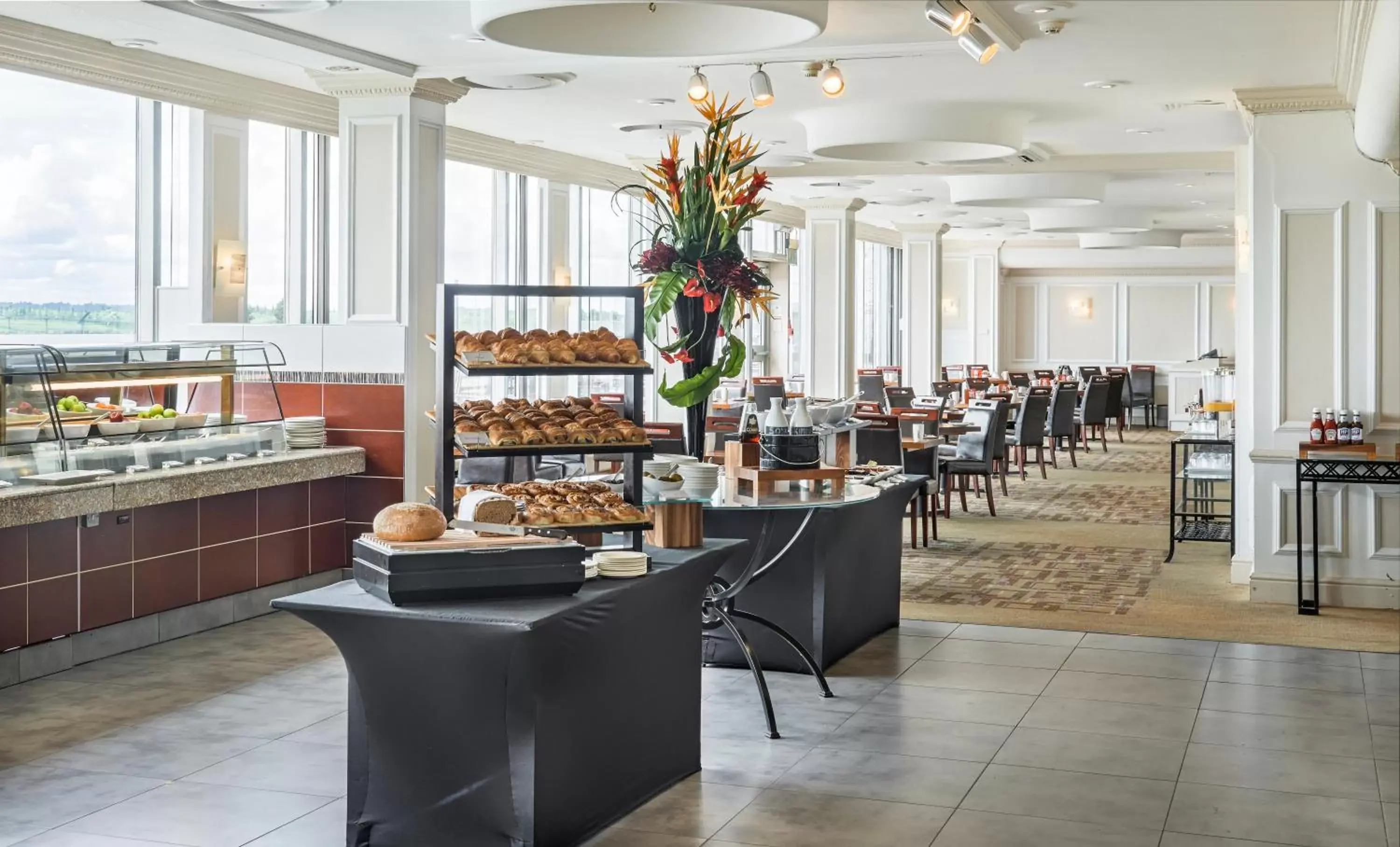Buffet breakfast, Restaurant/Places to Eat in Thistle London Heathrow Terminal 5