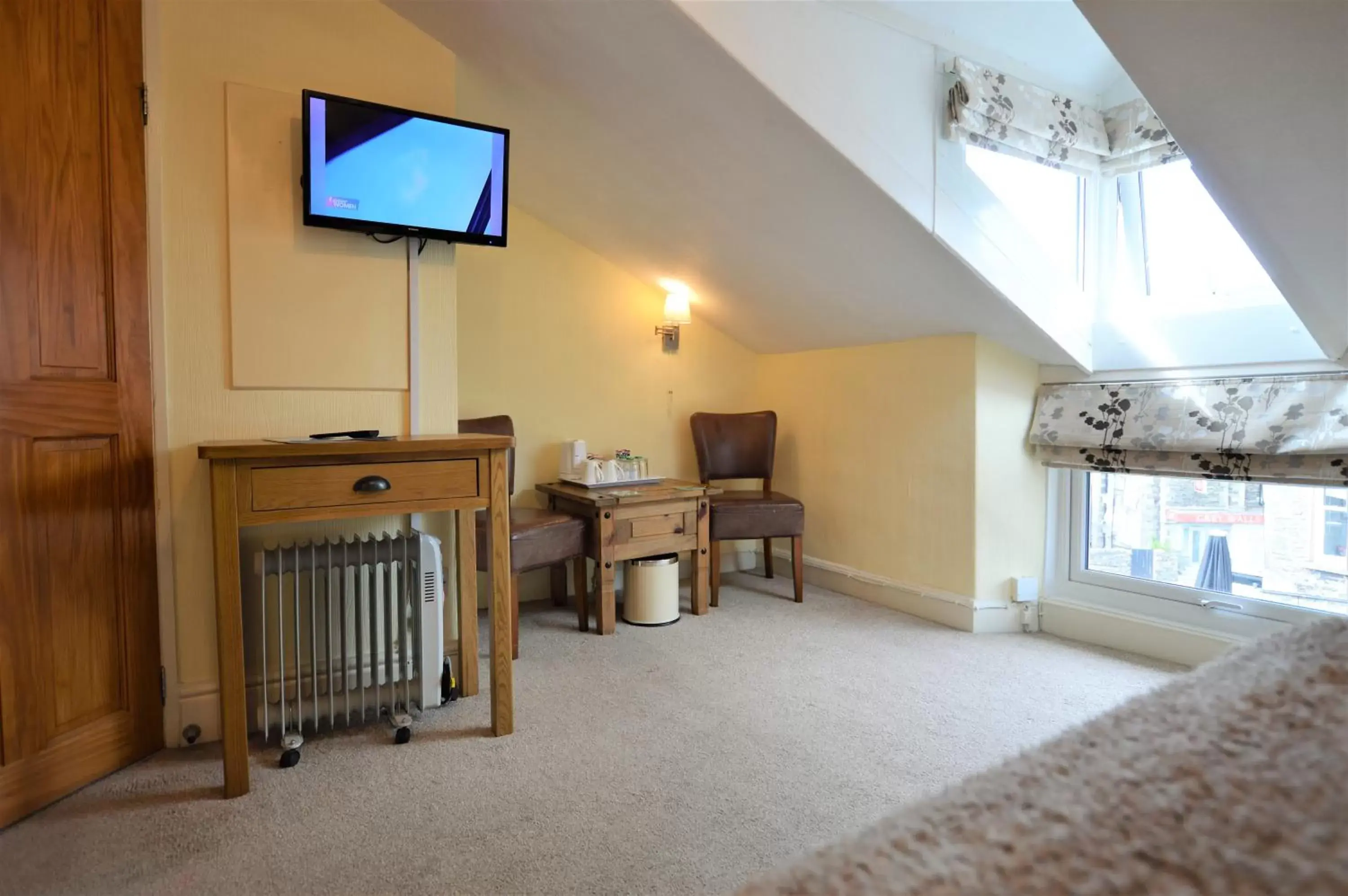 Seating area, TV/Entertainment Center in All Seasons Guest House