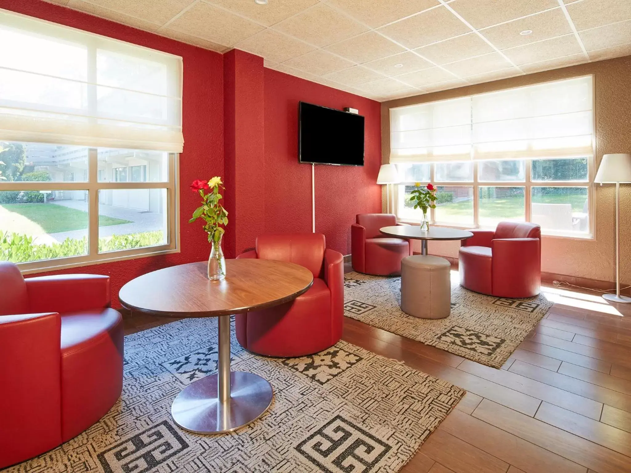 Communal lounge/ TV room in Campanile Orleans - La Source