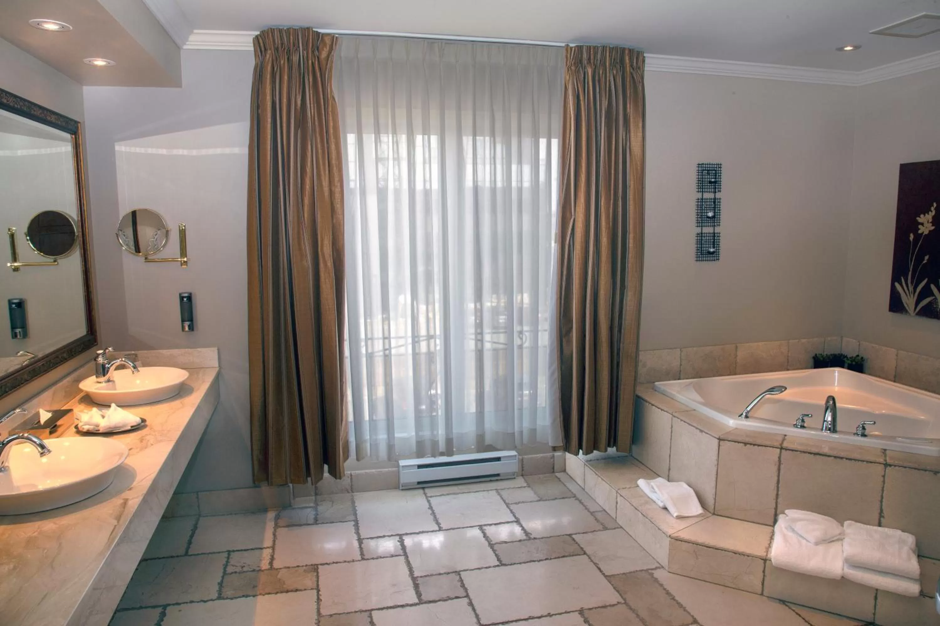 Bathroom in Hotel Brossard