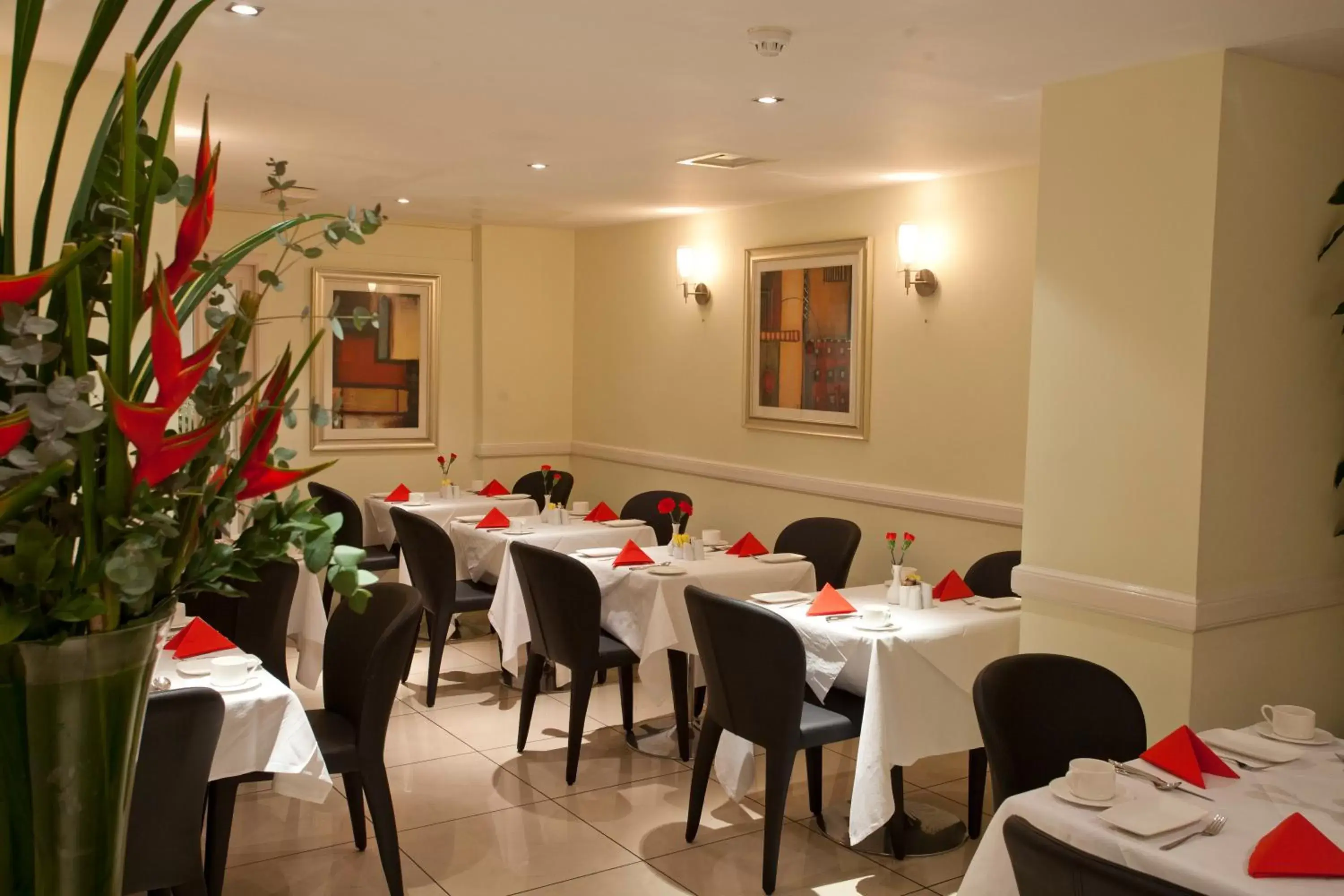 Restaurant/Places to Eat in Park Grand Paddington Court