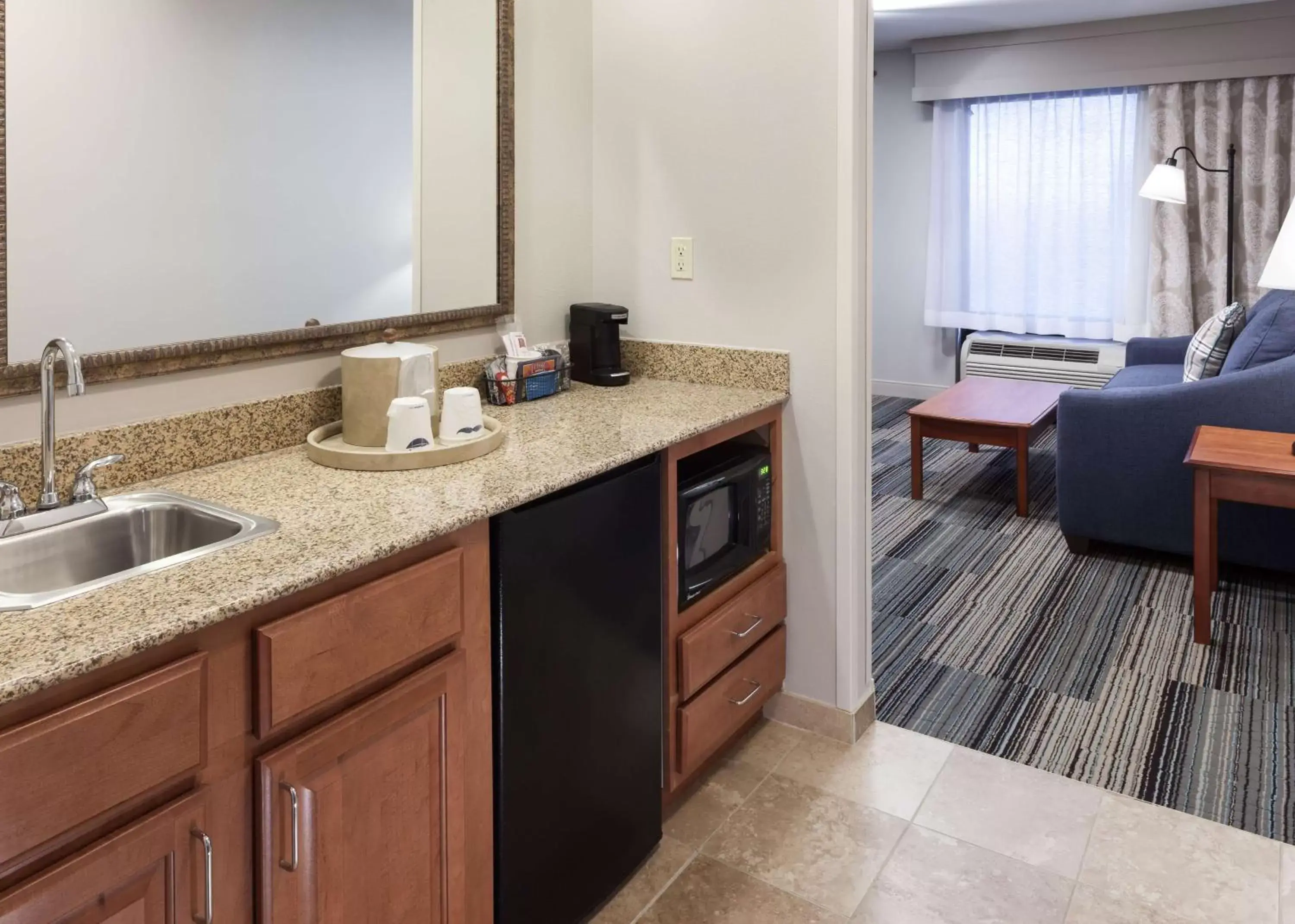 Living room, Kitchen/Kitchenette in Hampton Inn & Suites Cedar Rapids