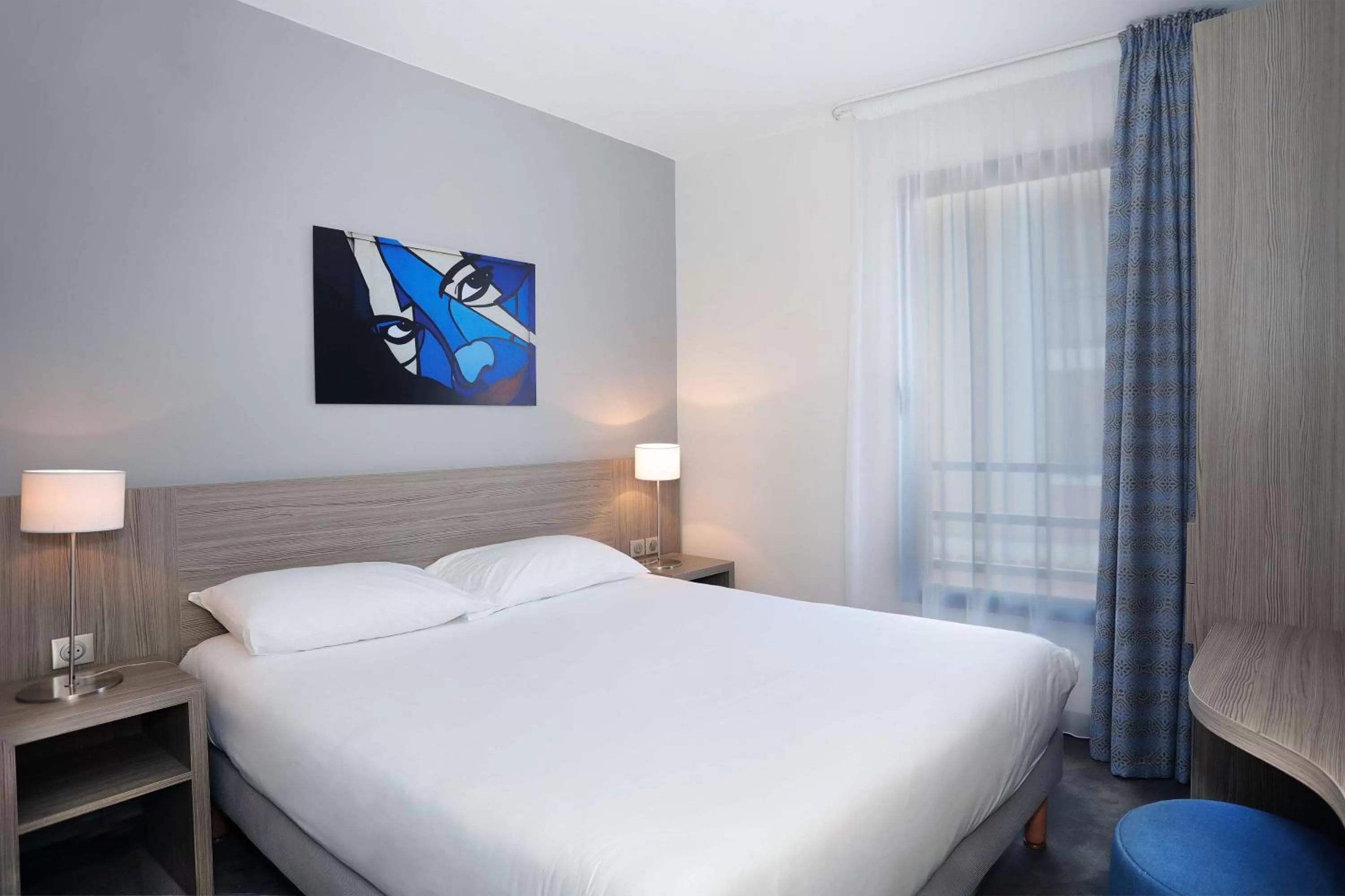 Shower, Bed in Best Western Linko Aubagne