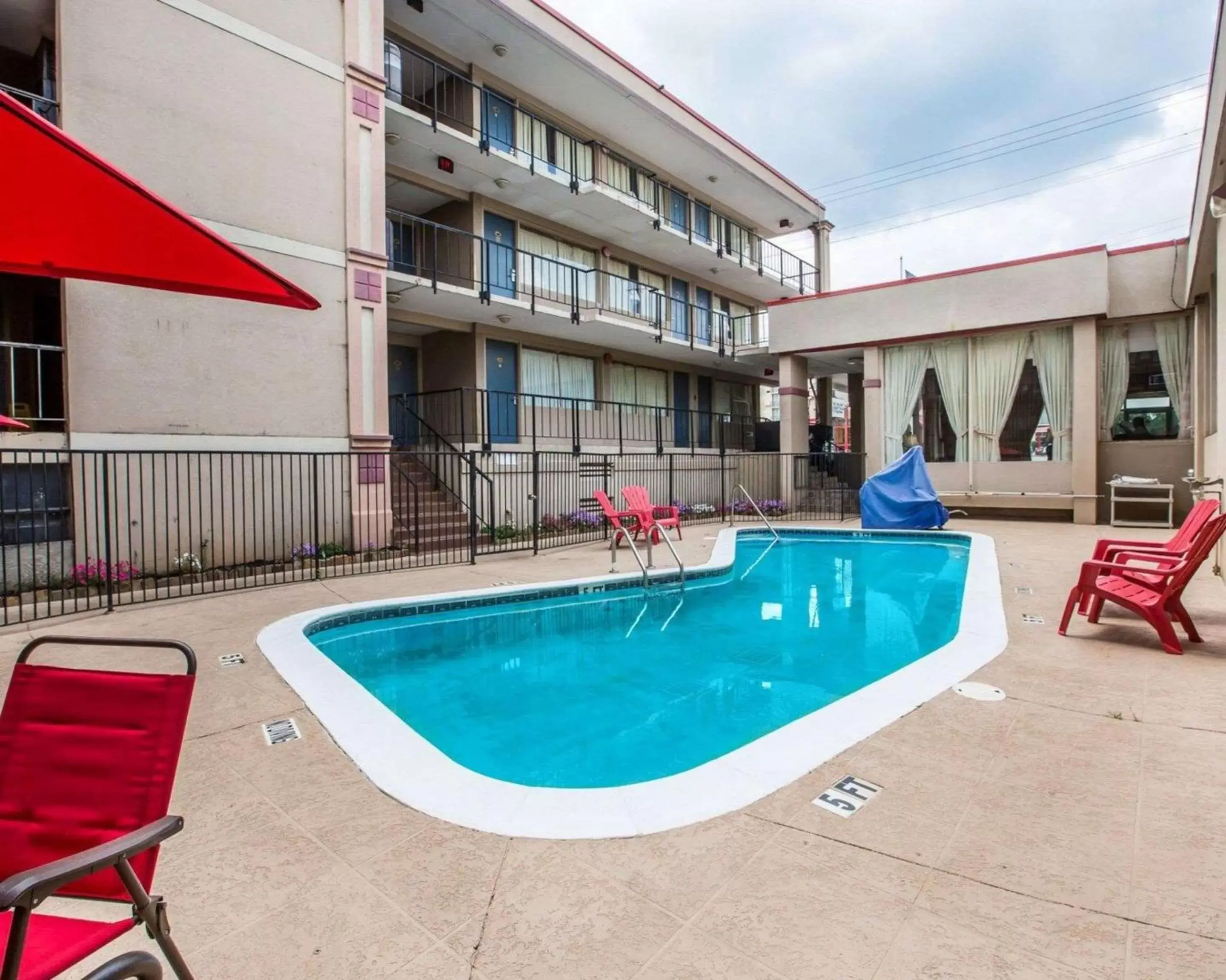 On site, Swimming Pool in Econo Lodge Airport