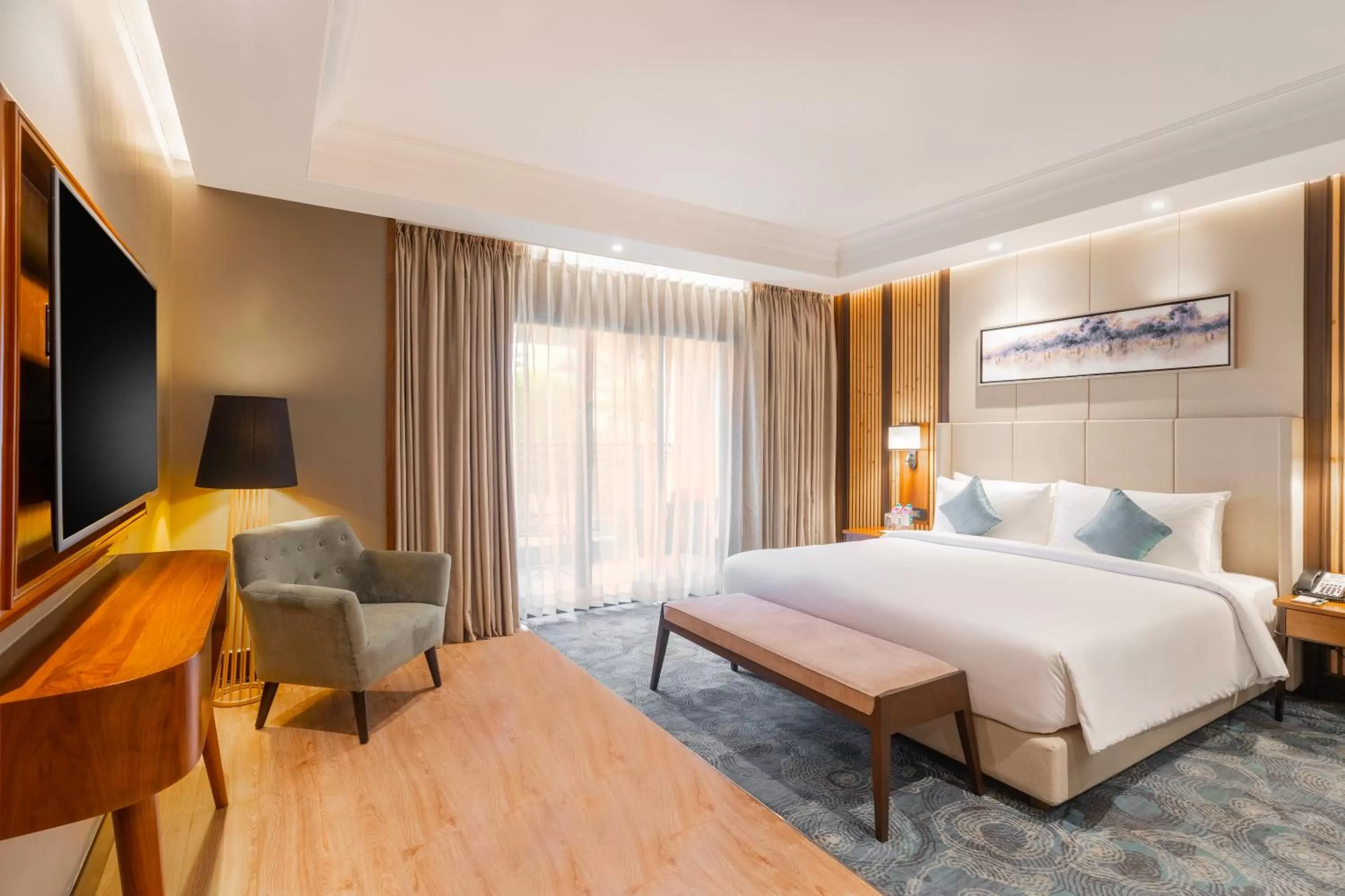 Bed in Radisson Blu Resort Dharamshala