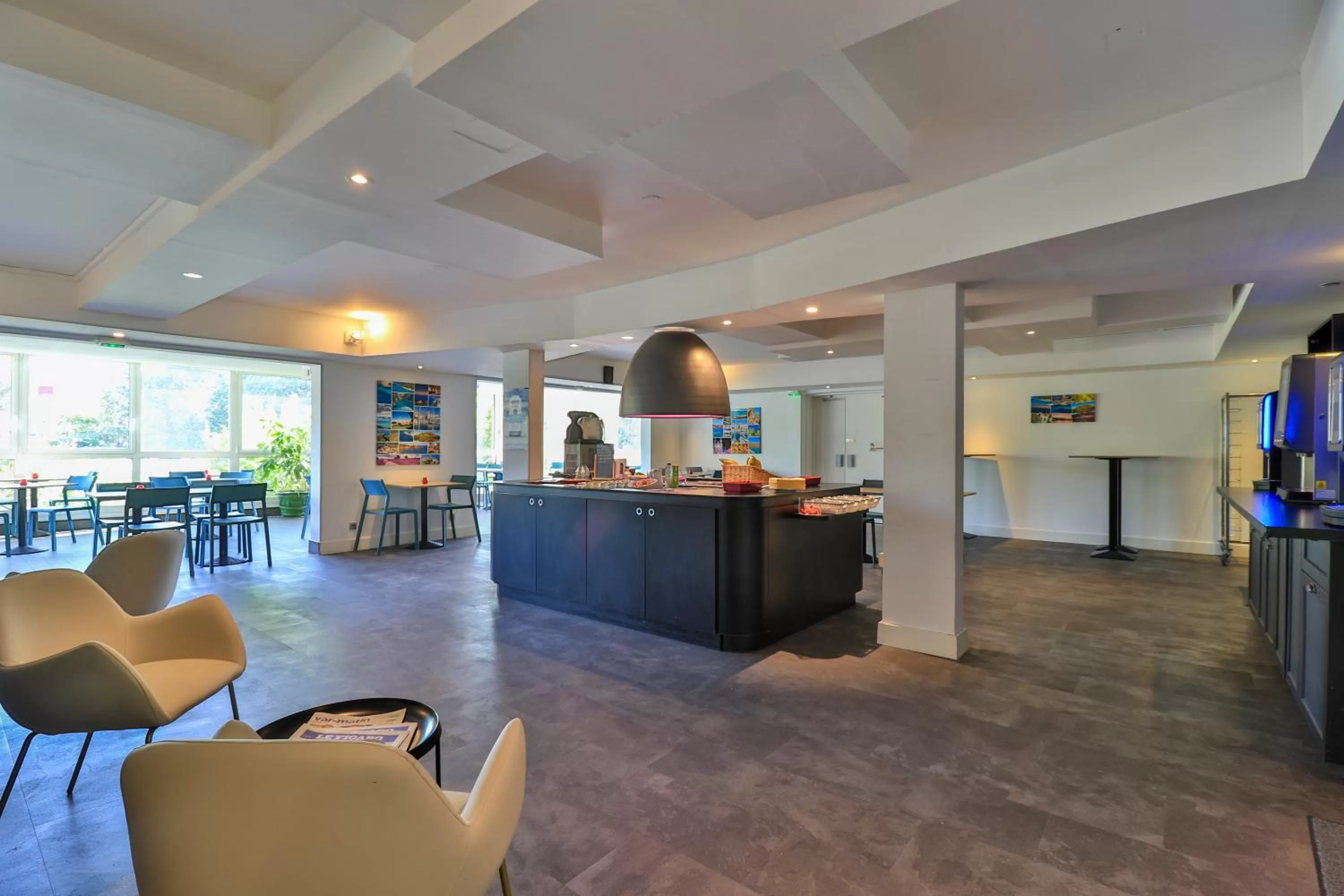 Buffet breakfast in Hôtel restaurant Kyriad Fréjus