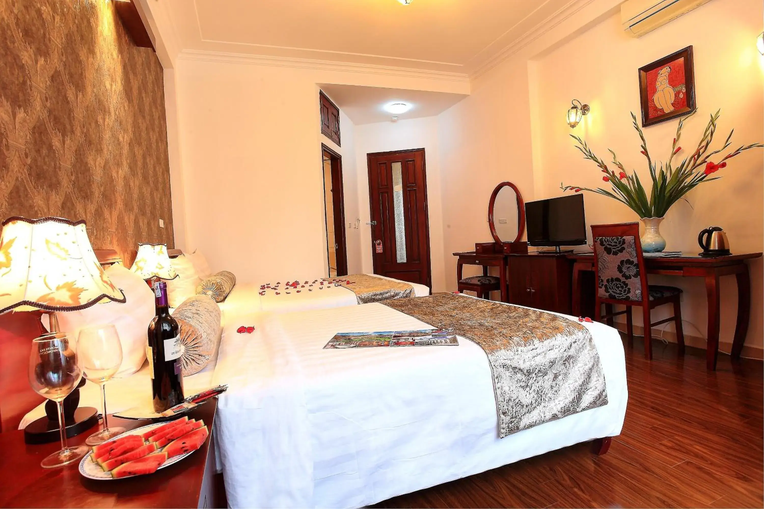 Photo of the whole room in Hanoi Luxury Hotel