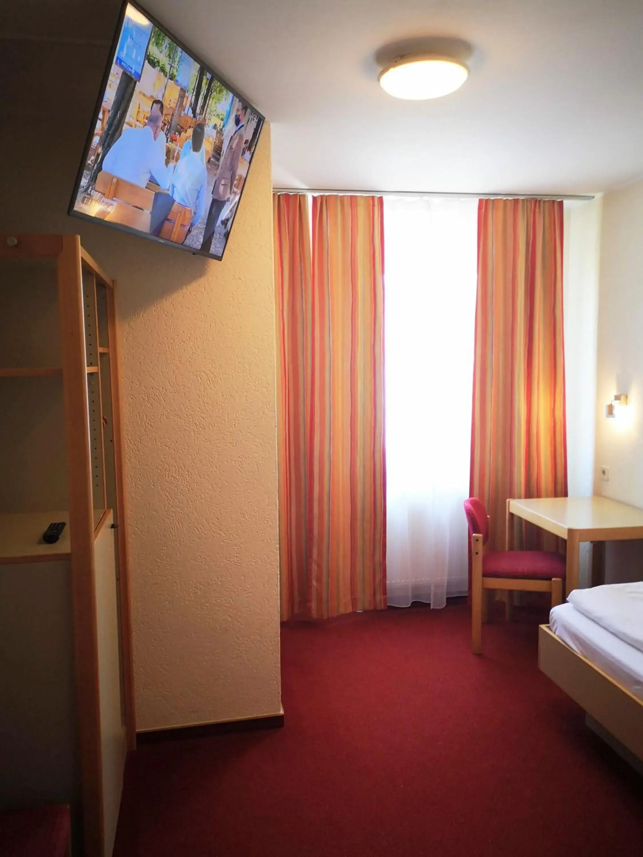 Bed, TV/Entertainment Center in Hotel Scholz