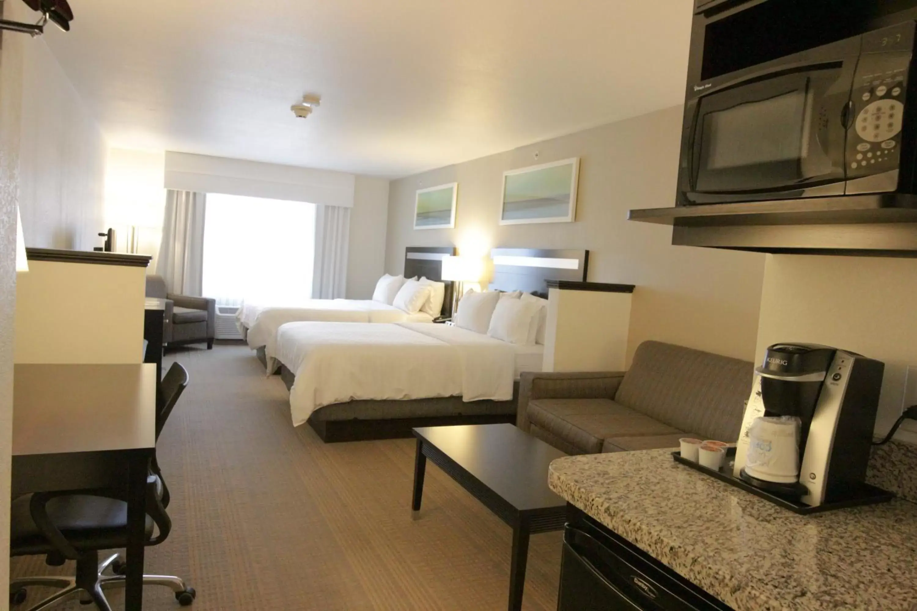 Photo of the whole room, Bed in Holiday Inn Express and Suites Montgomery, an IHG Hotel