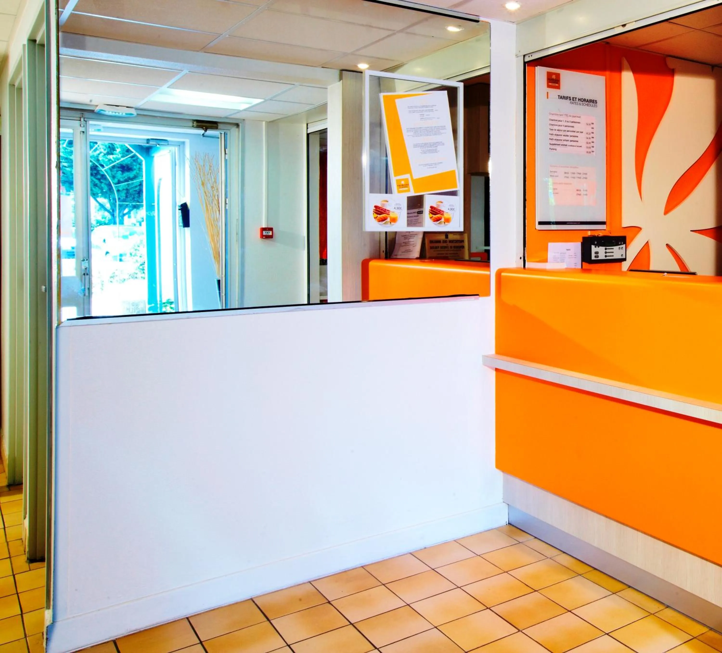 Lobby or reception in Premiere Classe Geneve - Saint Genis Pouilly