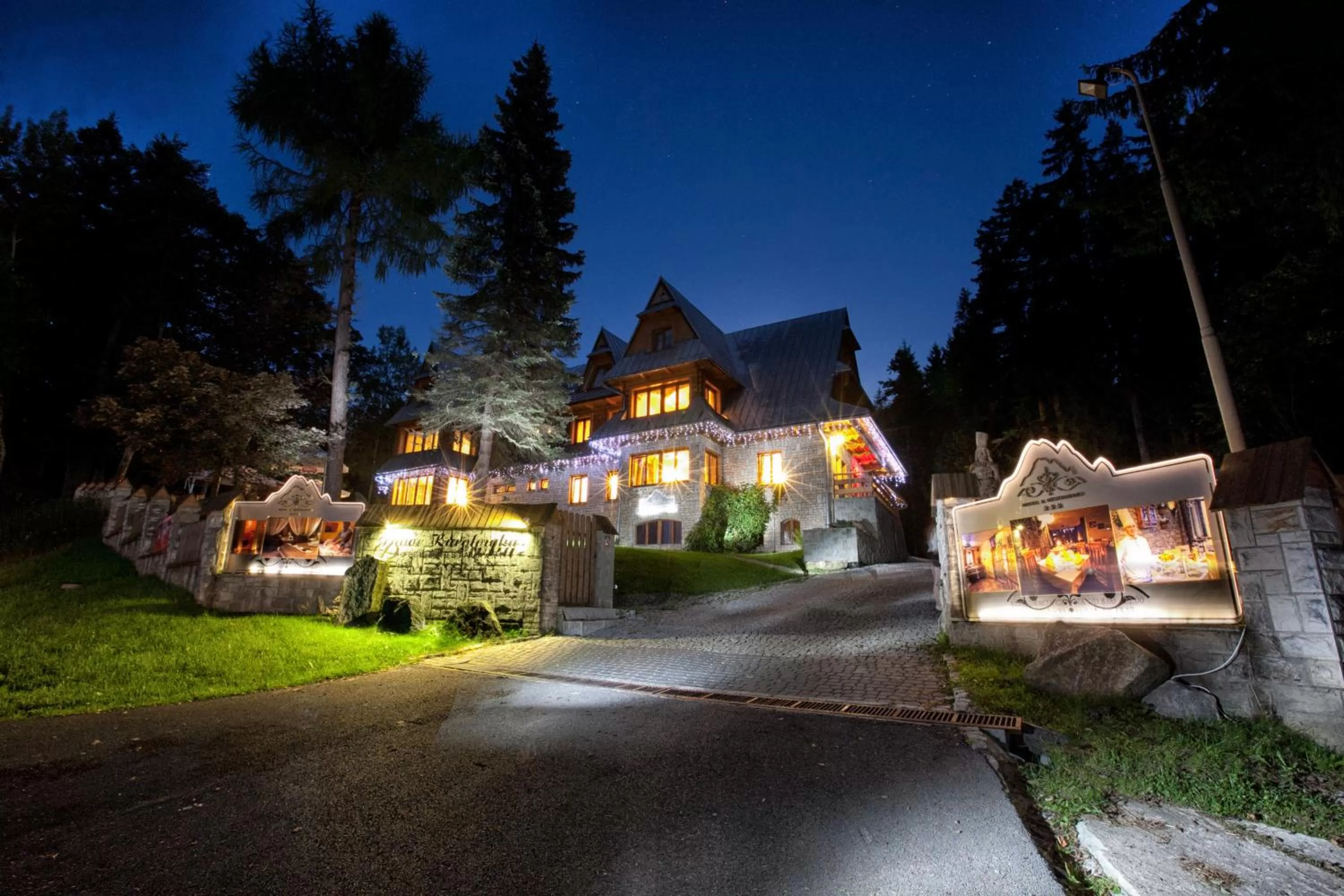 Facade/entrance in Hotel Dwór Karolówka